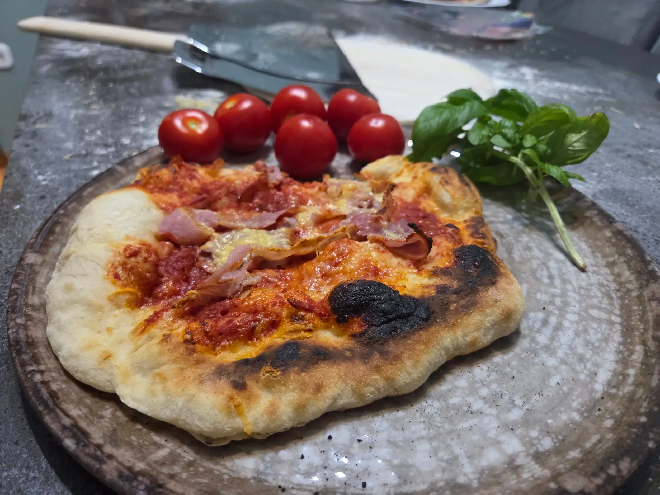 nápolyi stílusú sonkás pizza