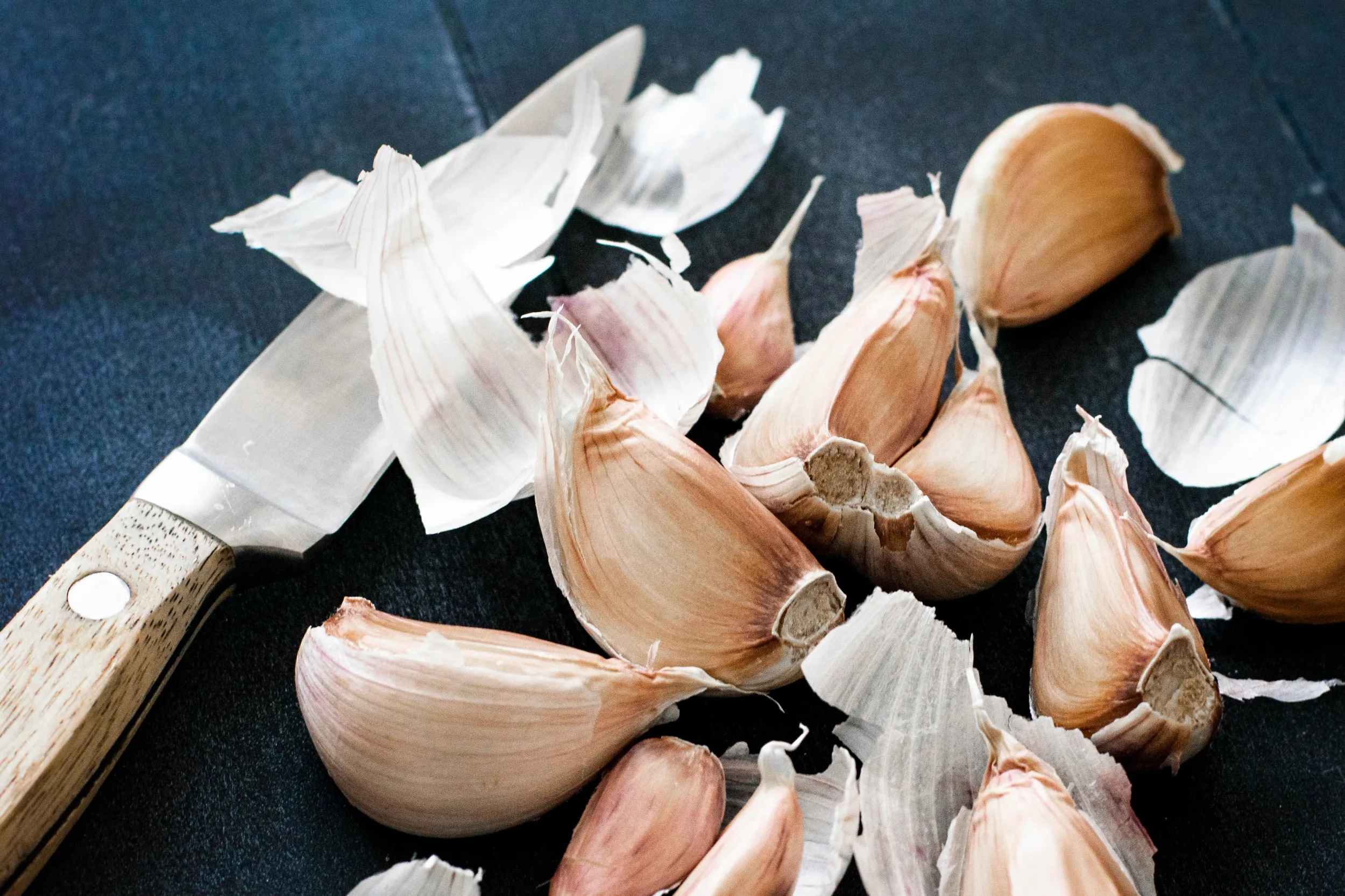 natural-fresh-garlic-knife-table