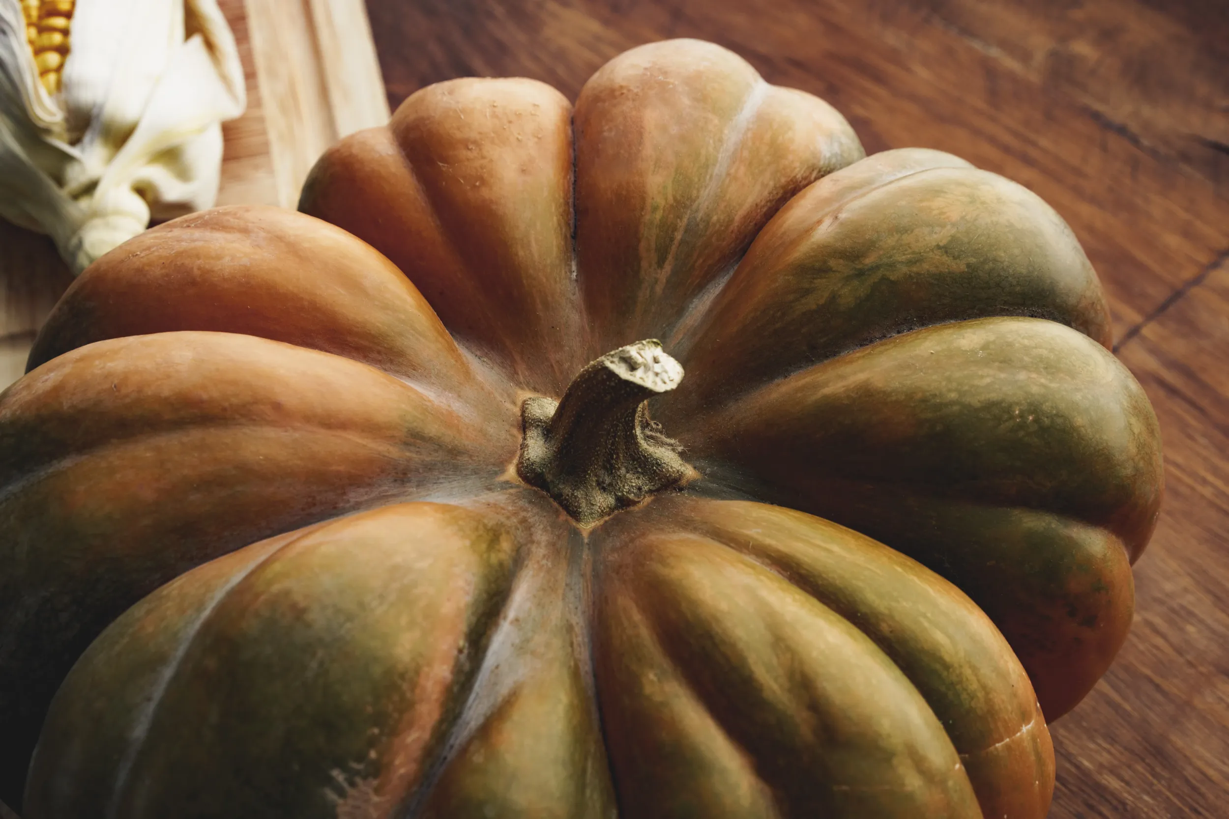 one-whole-pumpkin-wooden-table-background