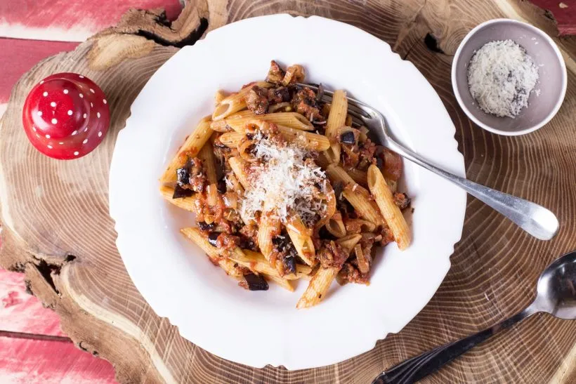 Padlizsános tészta karamellizált hagymával