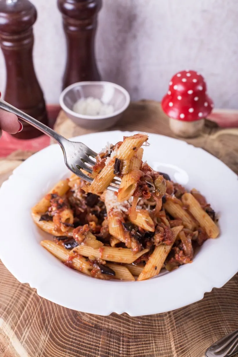 Padlizsános tészta tálalása