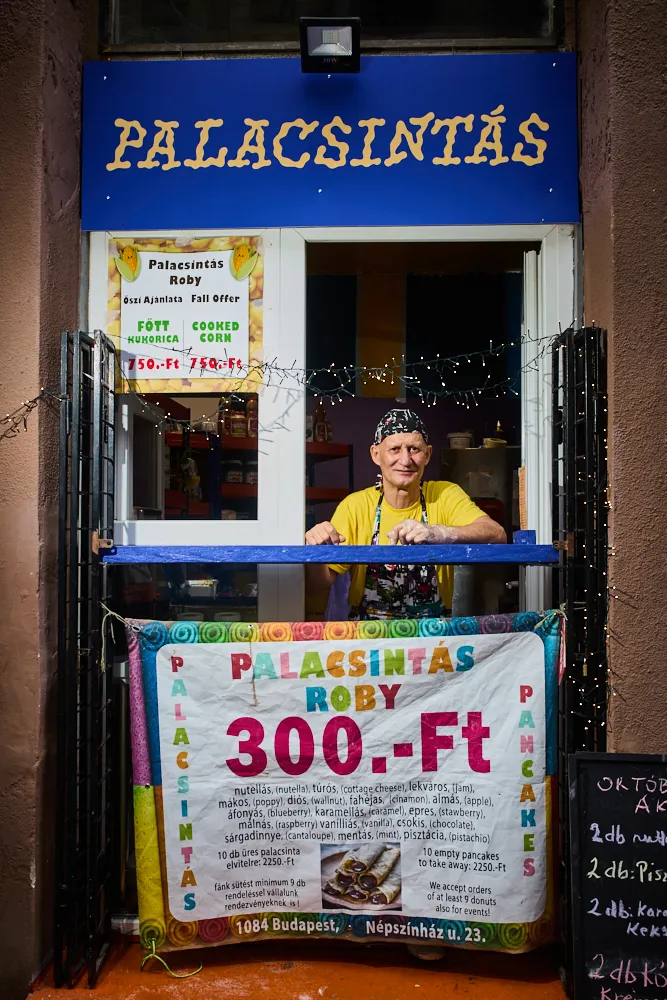 Palacsintás Roby a pult mögött