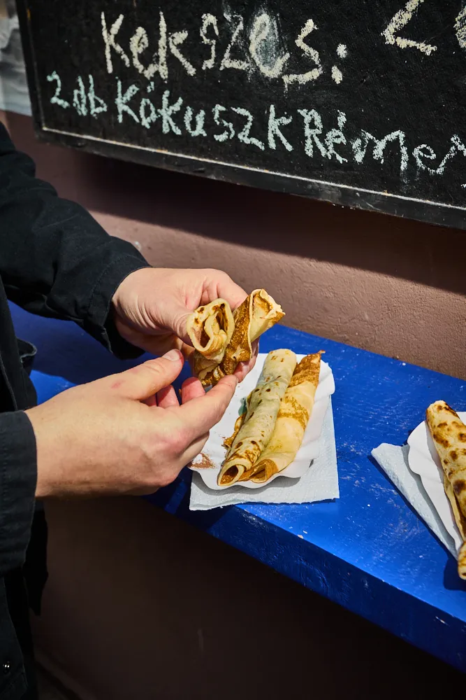 Sorakoznak a palacsinták Palacsintás Roby pultján