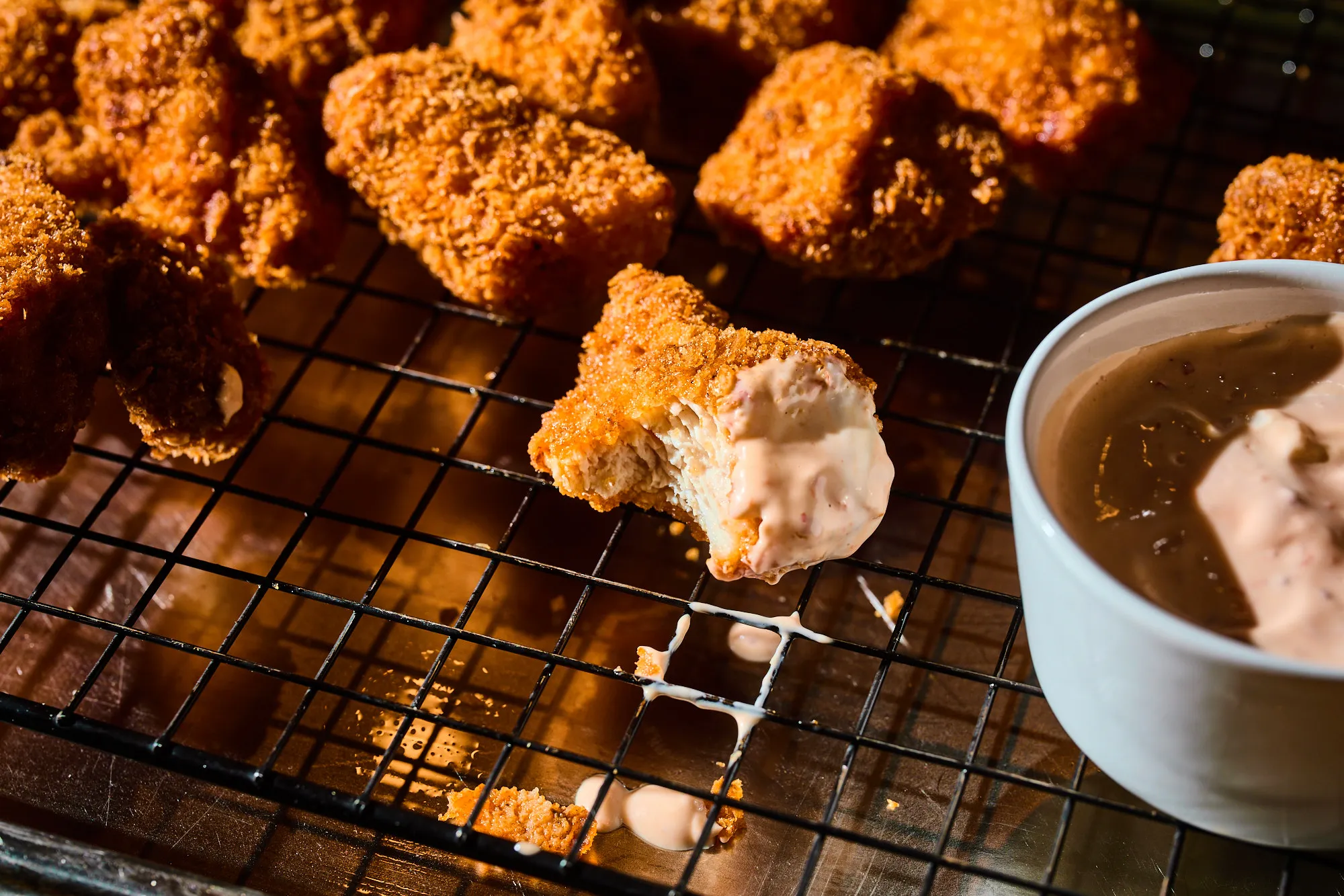 Pankomorzsában sült csirkefalatok mártogatóssal