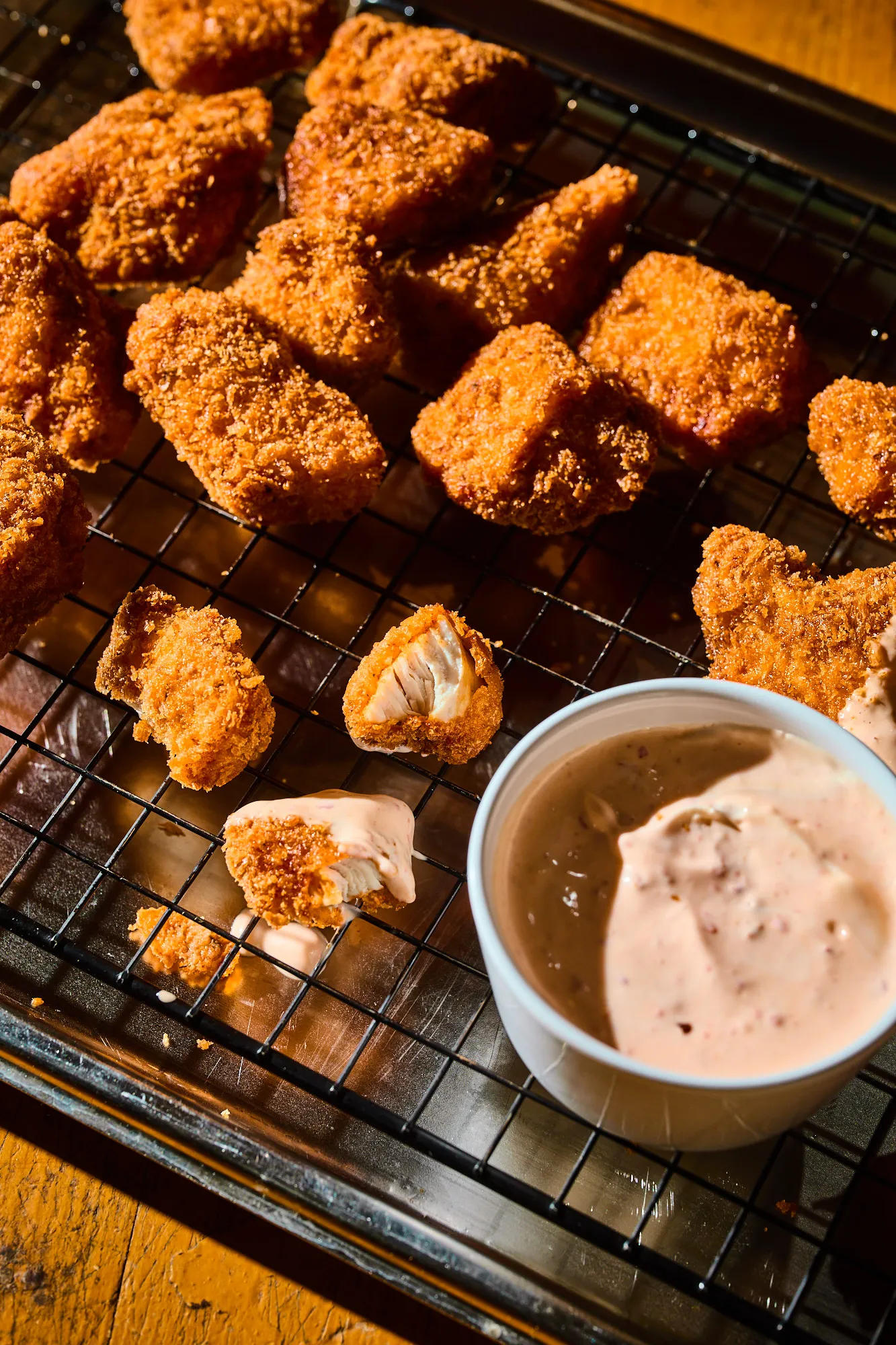 Pankomorzsában sült csirkefalatok mártogatóssal