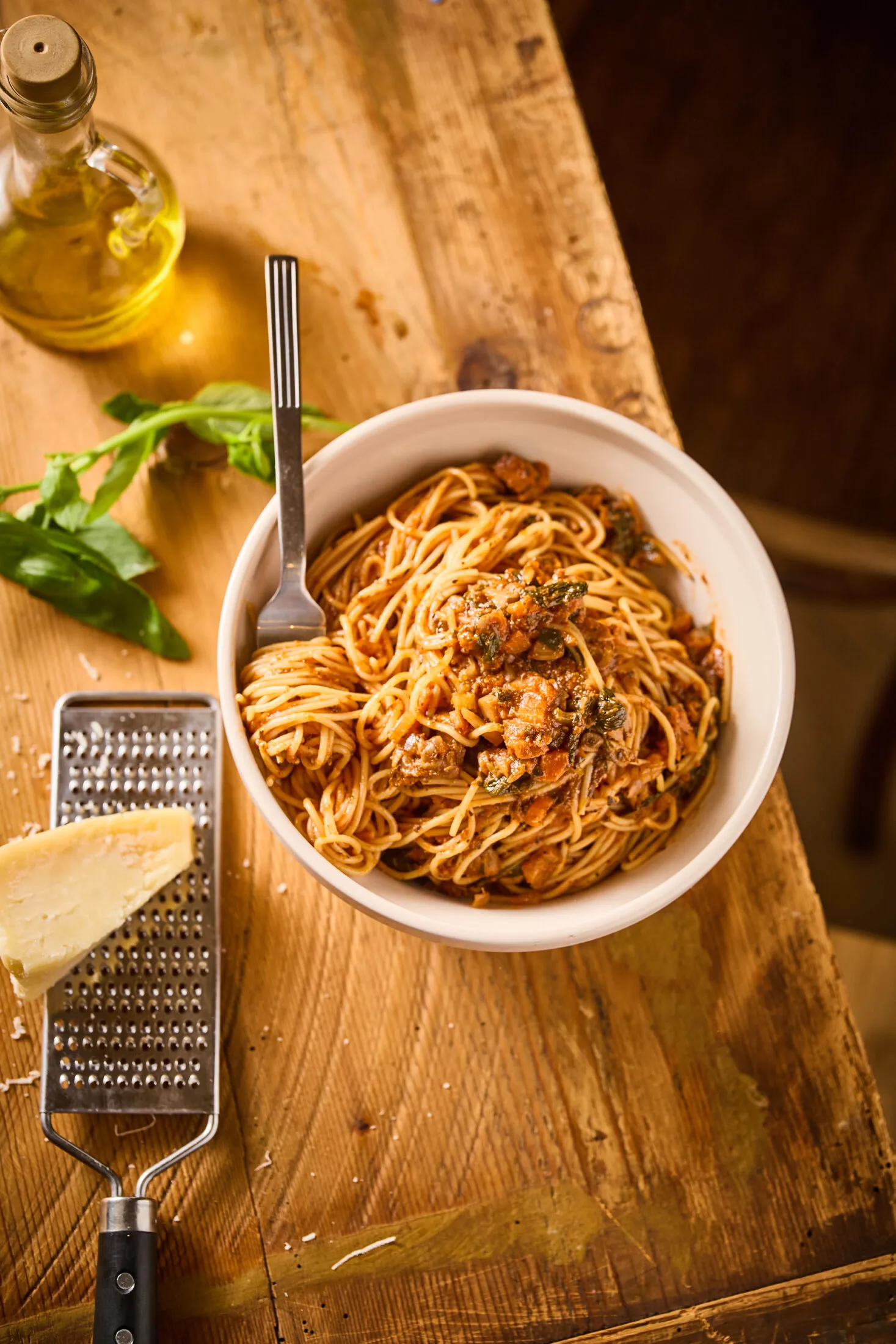 Paradicsomos zöldséges spagetti reszelt parmezánnal