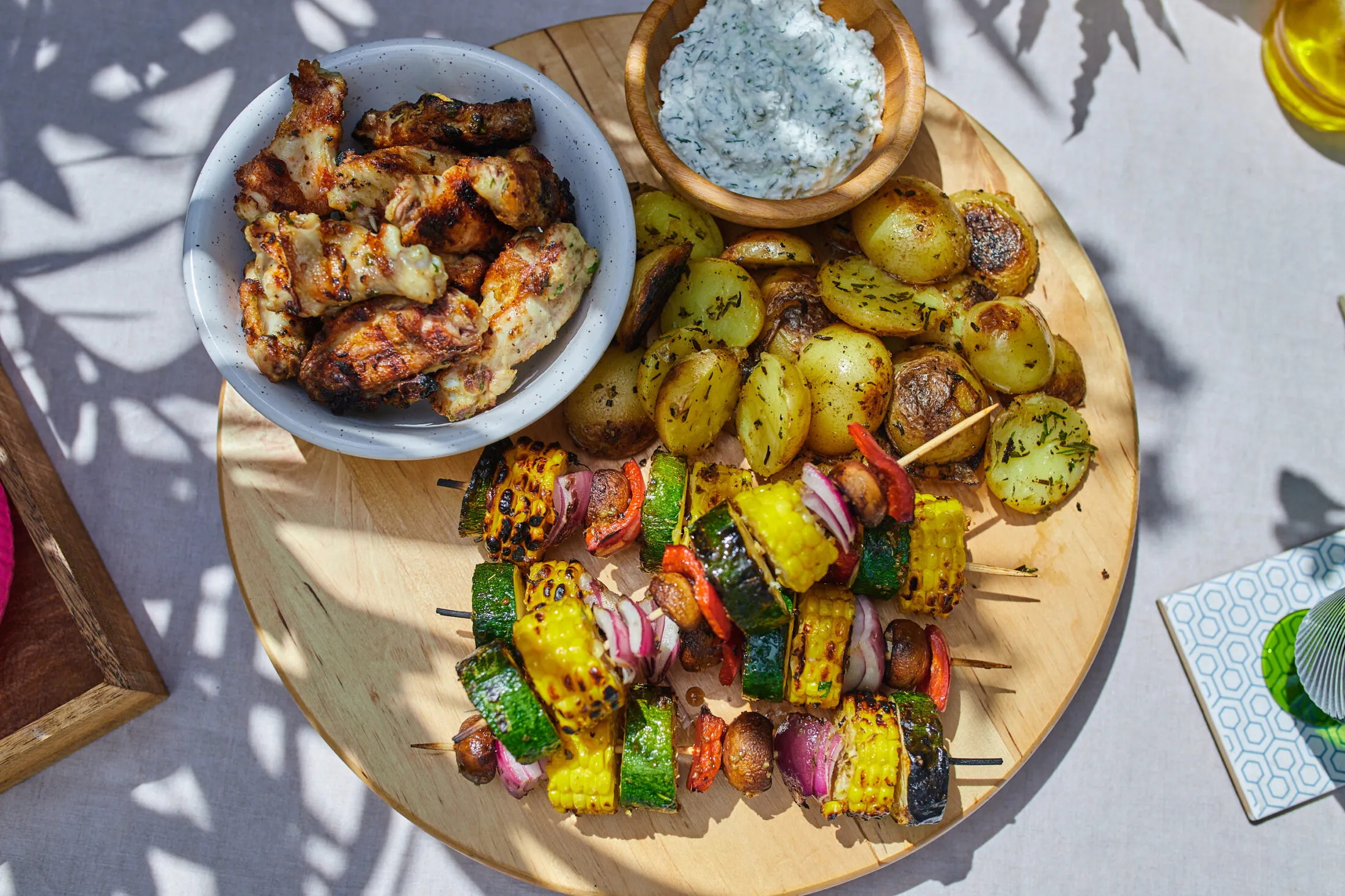 parmezanos-grillezett-csirkeszarny-zoldsegnyarssal