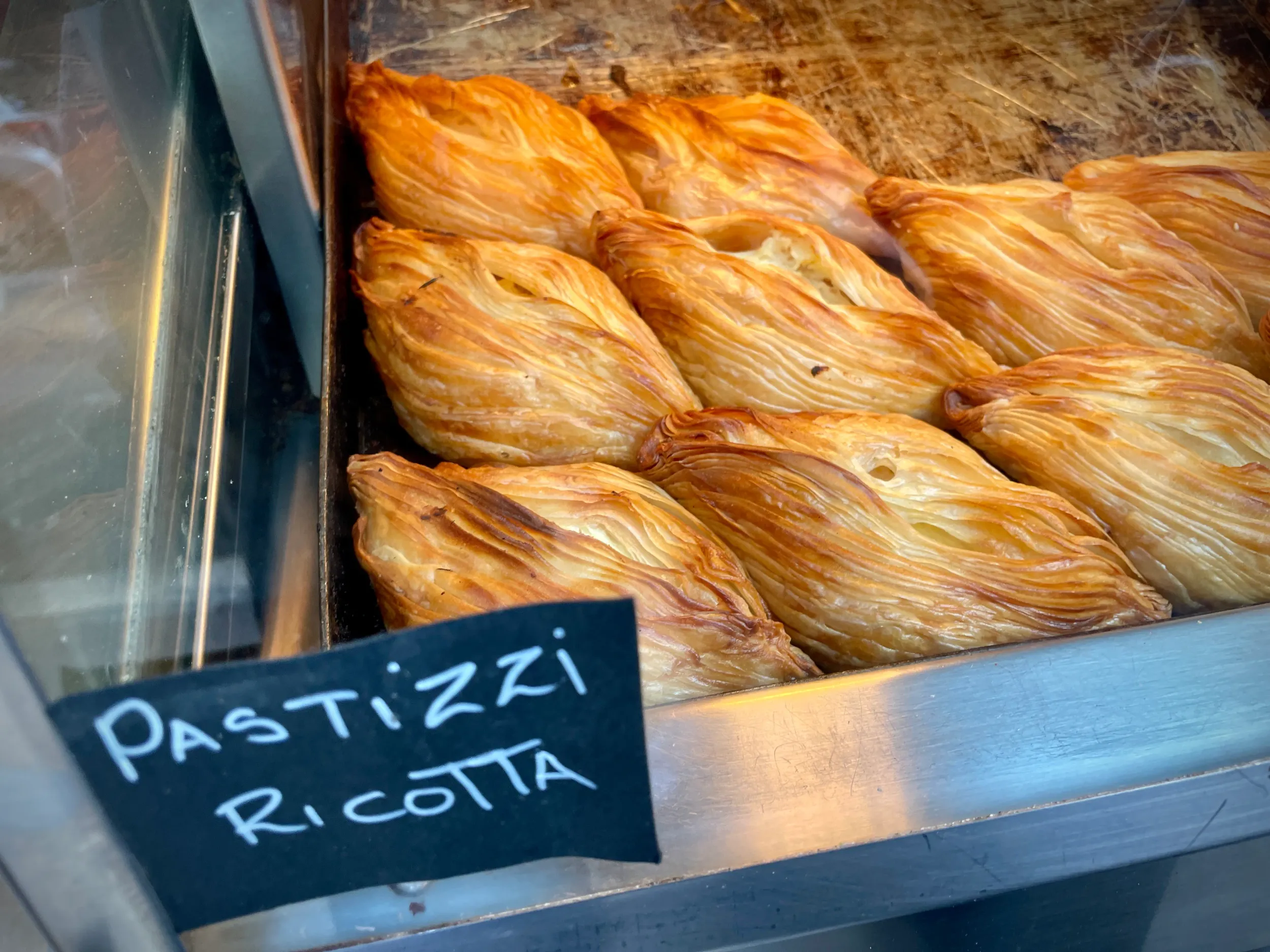 Málta cuccos street foodja: mi az a pastizzi, és hogyan alakult ki?