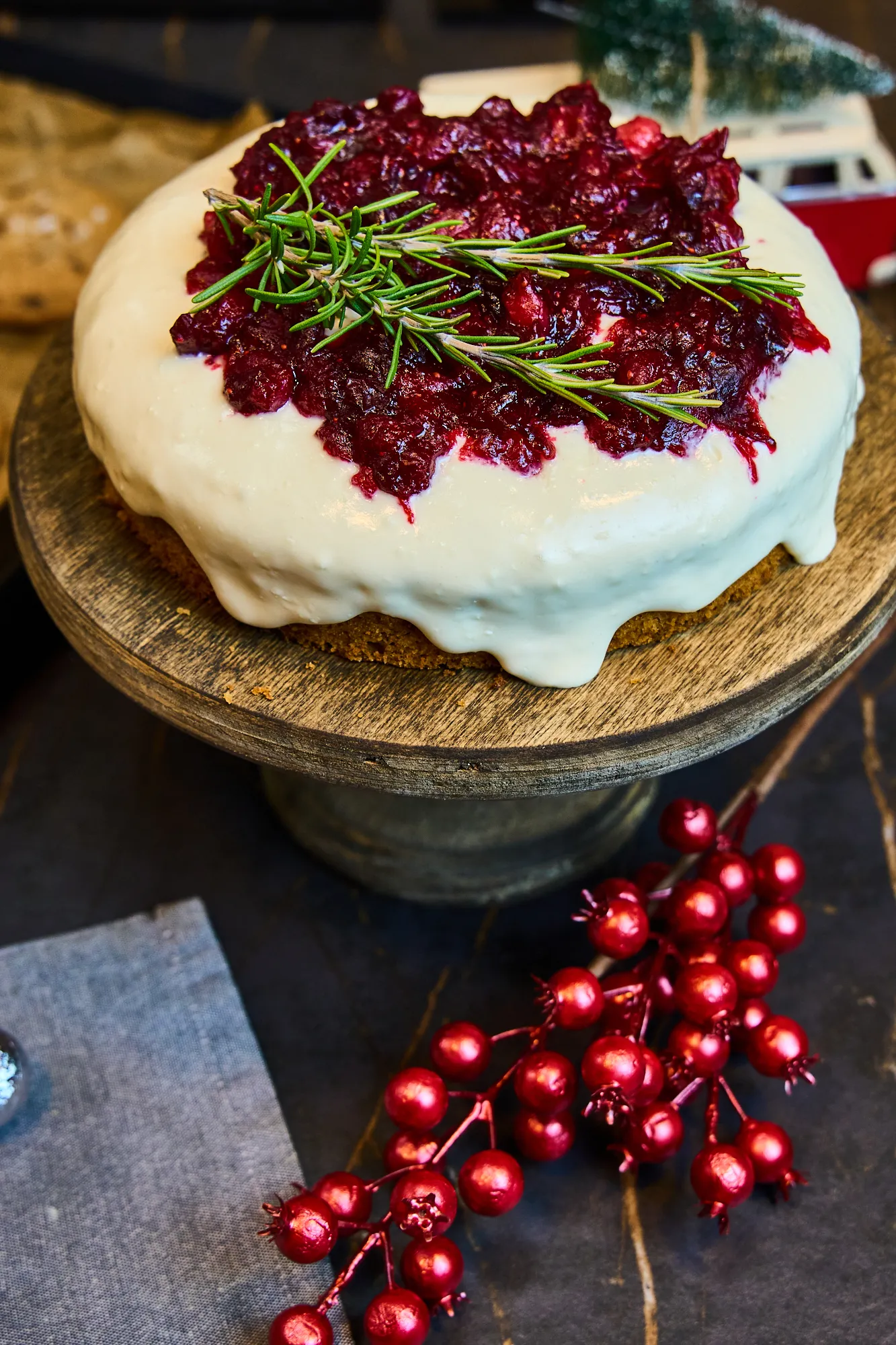 paszternakos-voros-afonyas-torta-sajtkremmel-2