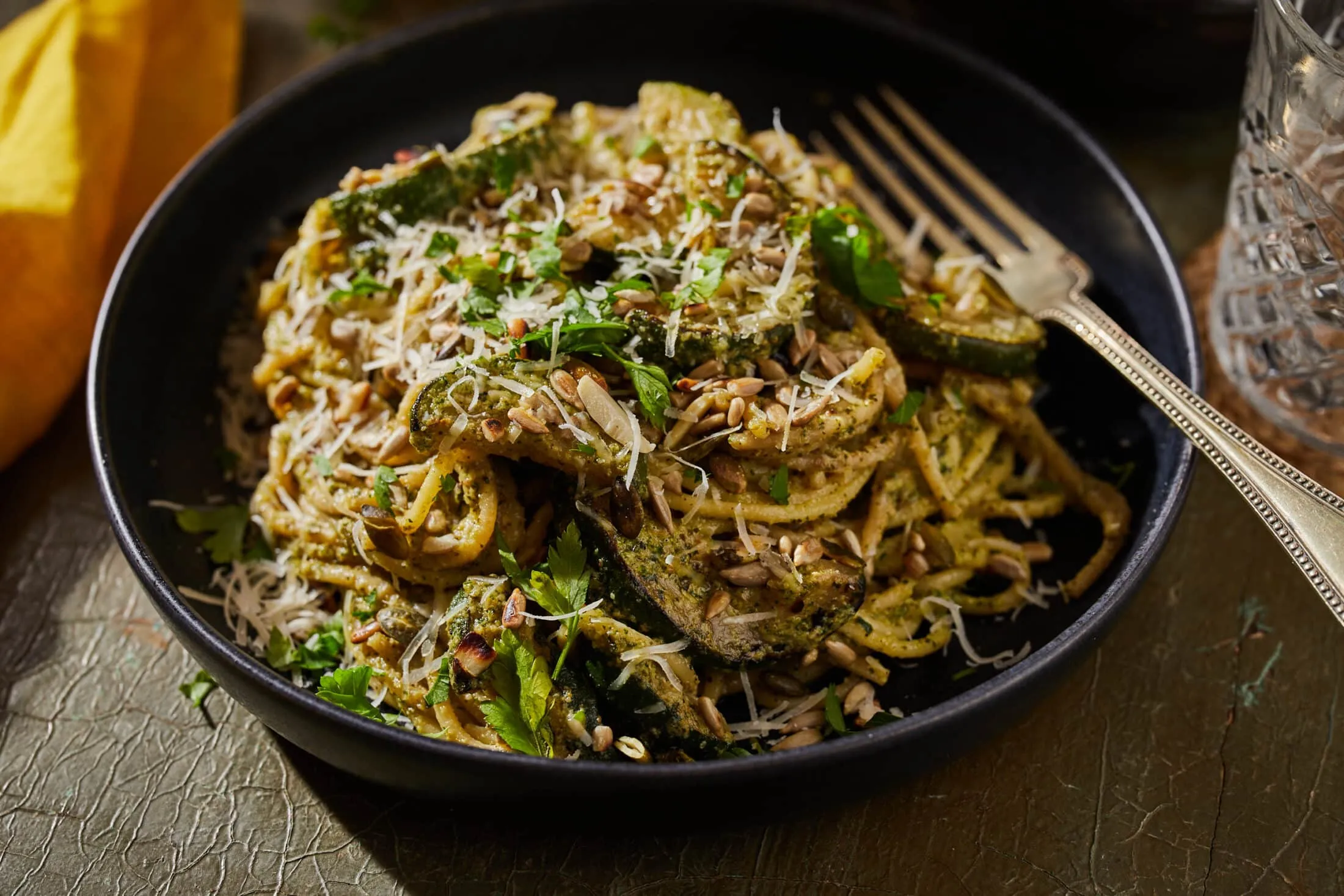 pesztos-spagetti-sargarepa-zoldjebol (1)