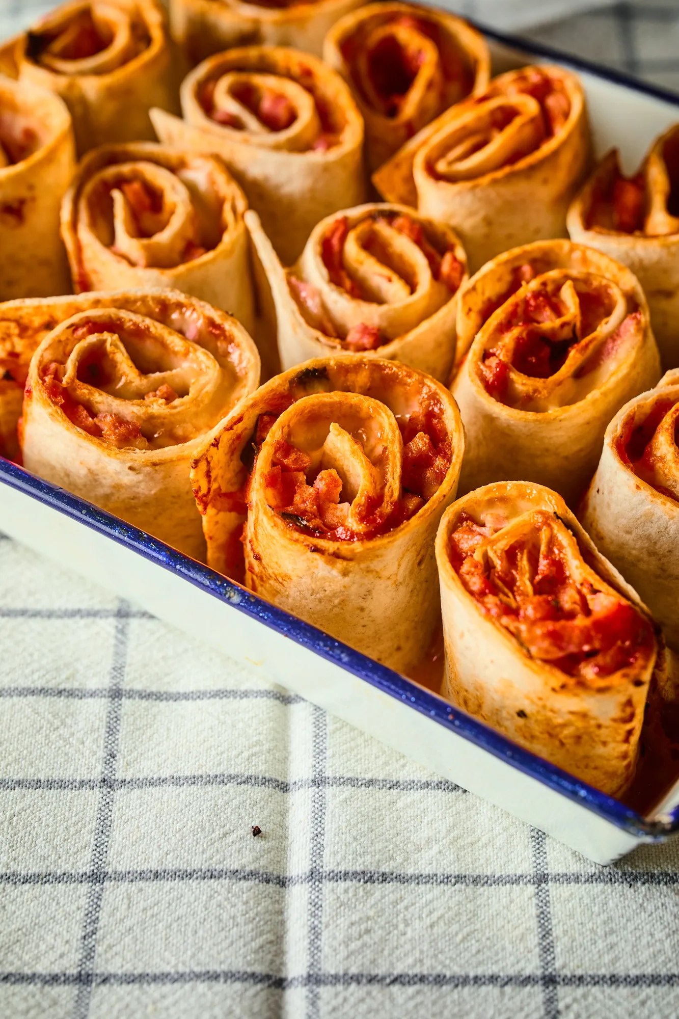 Pizzás tortillatekercs tepsiben