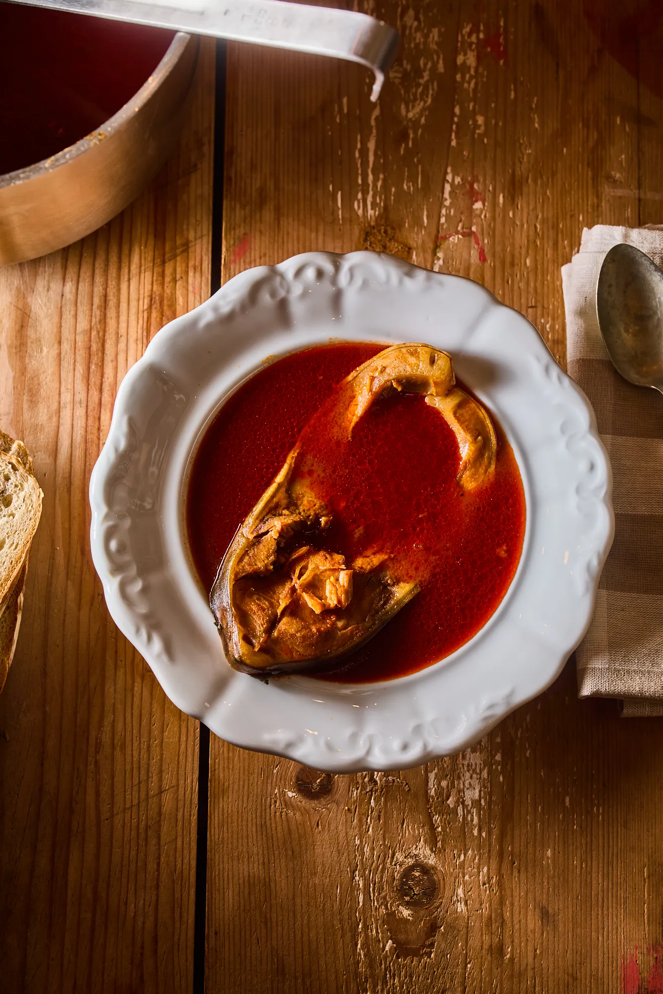 Ponty halászlé tányérban, kenyérrel