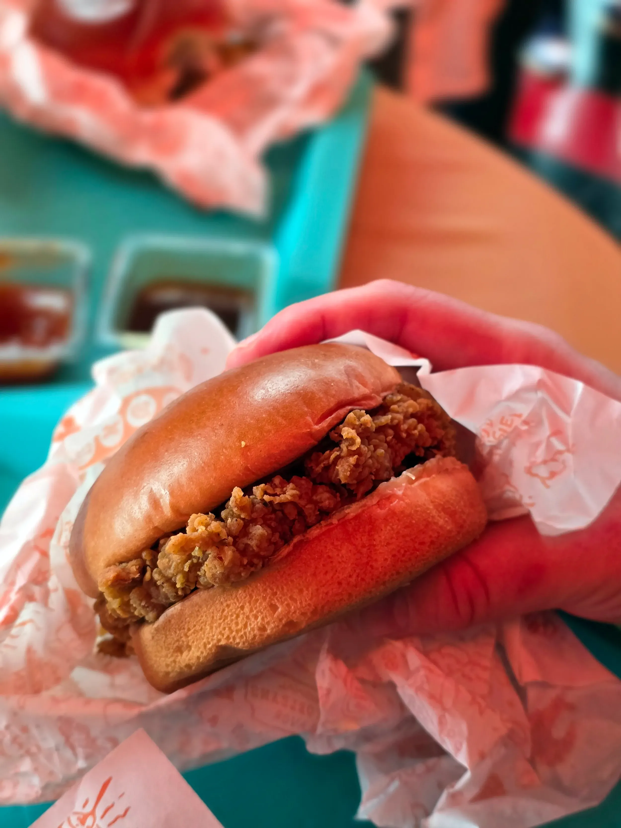 A Popeyes híres csirkés szendvicse
