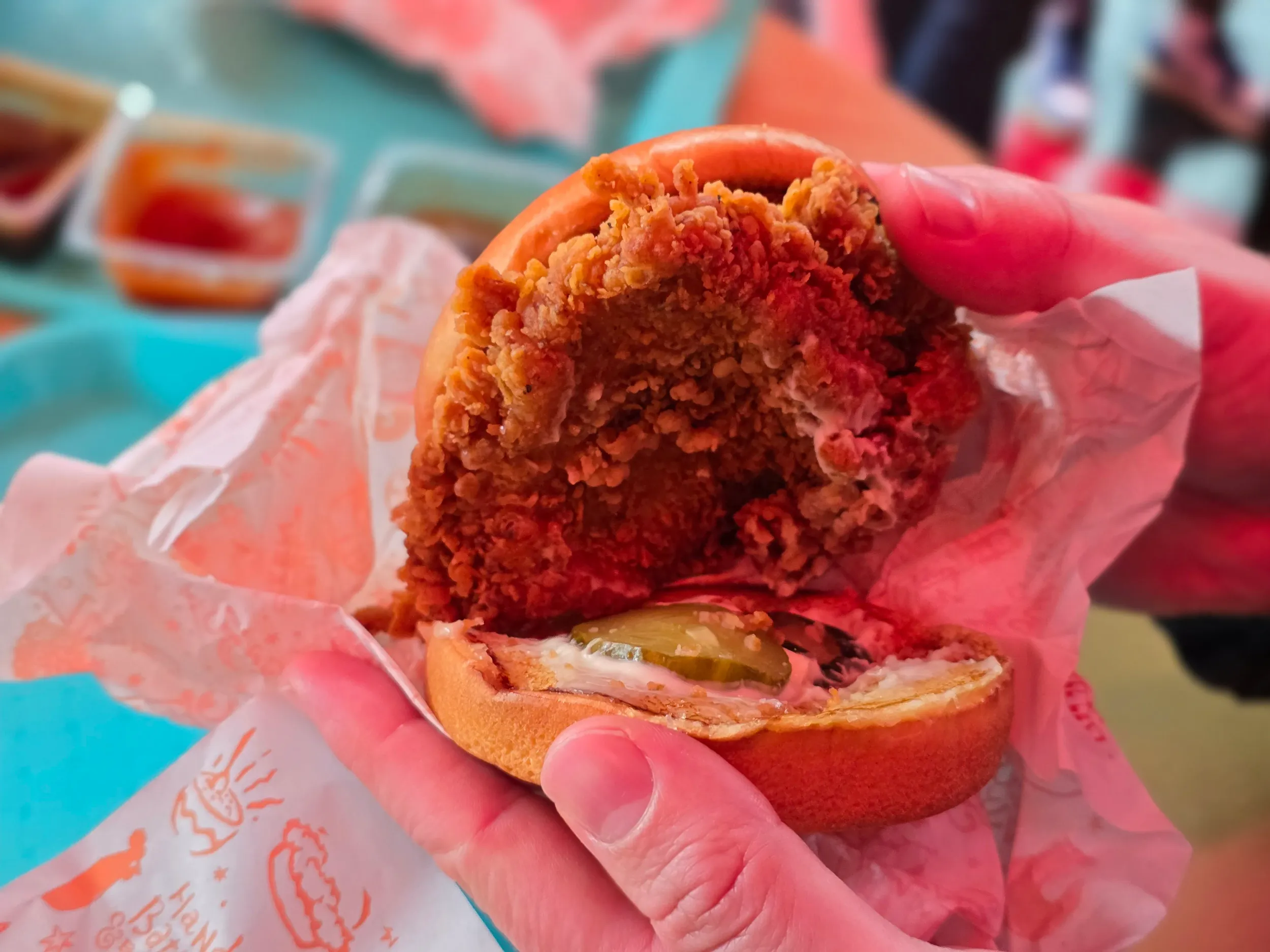 A Popeyes híres csirkés szendvicse