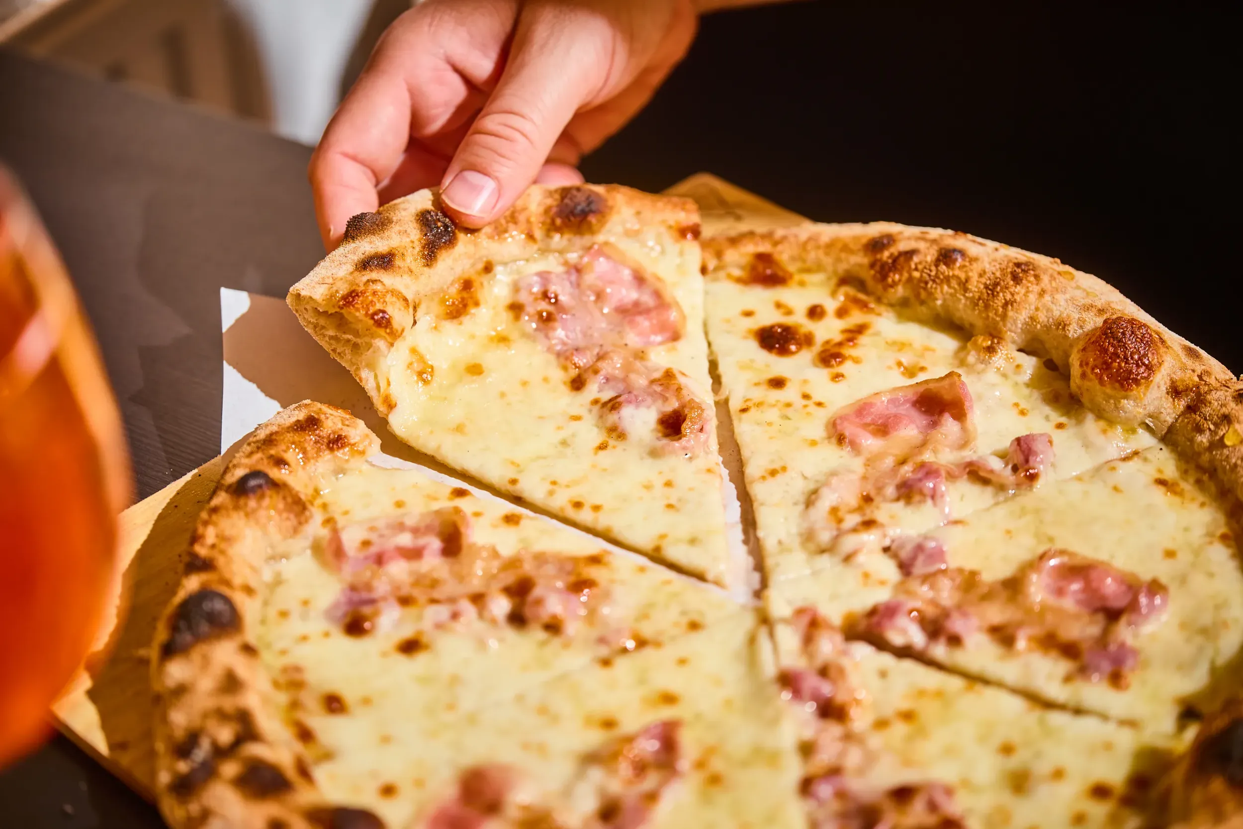 A Preferita négysajtos-baconös pizzája