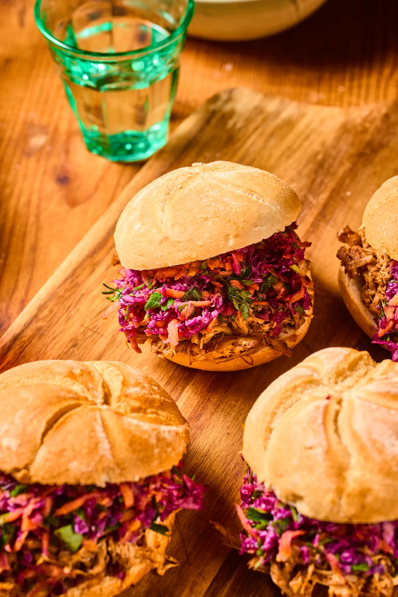 Pulled chicken szendó császárzsömlében, ropogós lilakáposzta-salátával