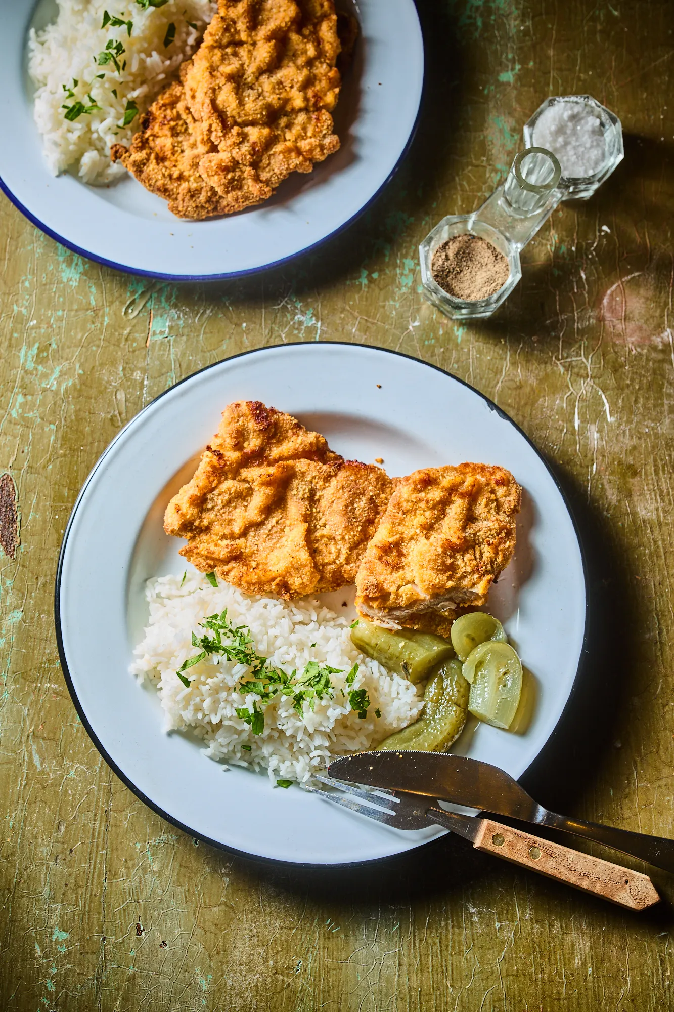 Rántott hús air fryerben sütve rizzsel és savanyú uborkával