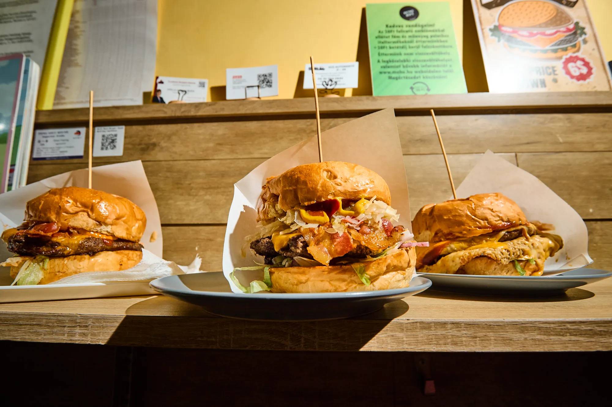 Három burger sorakozik a Retro Burger pultján