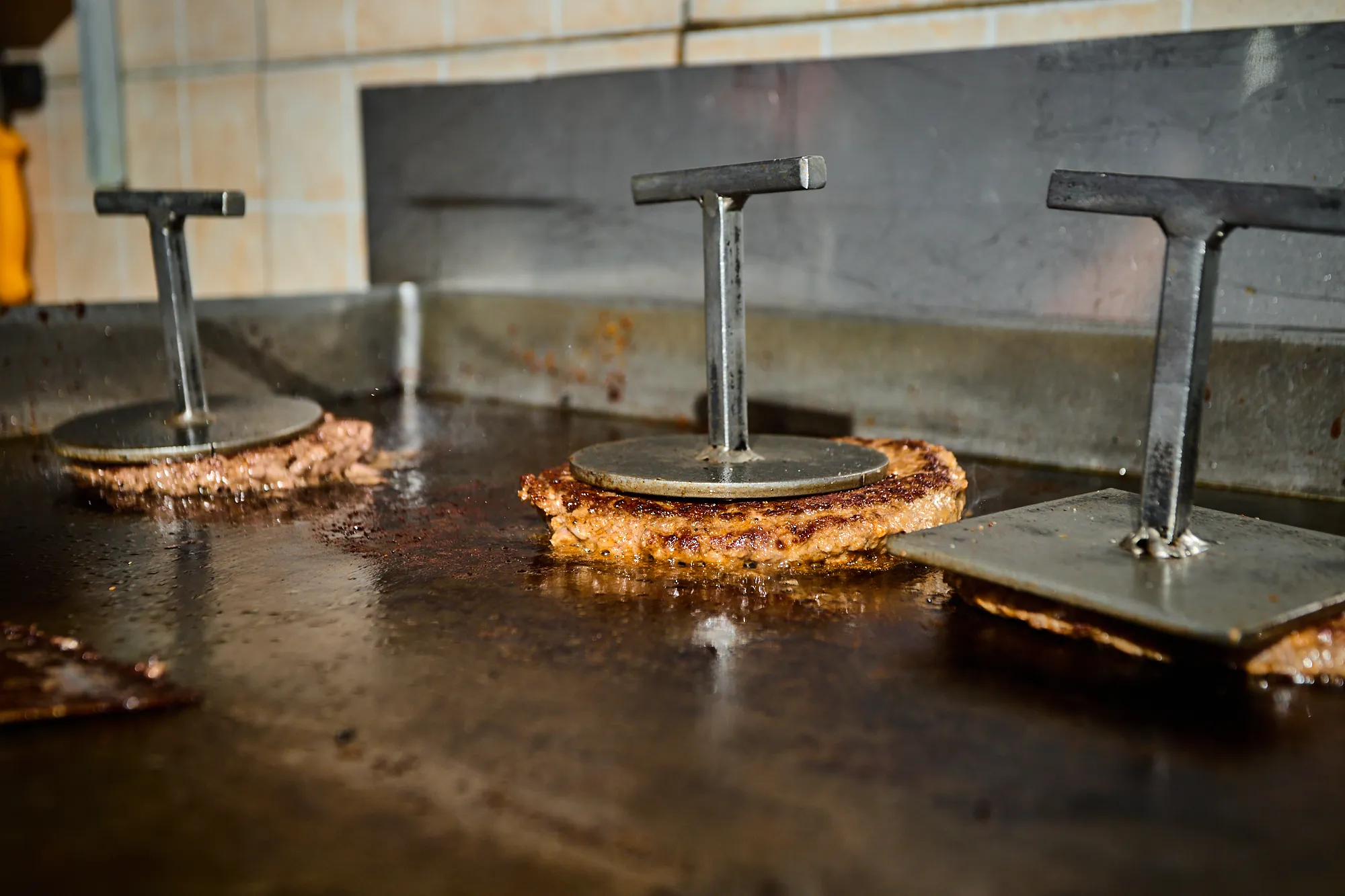 Sülnek a húspogácsák a Retro Burgerben