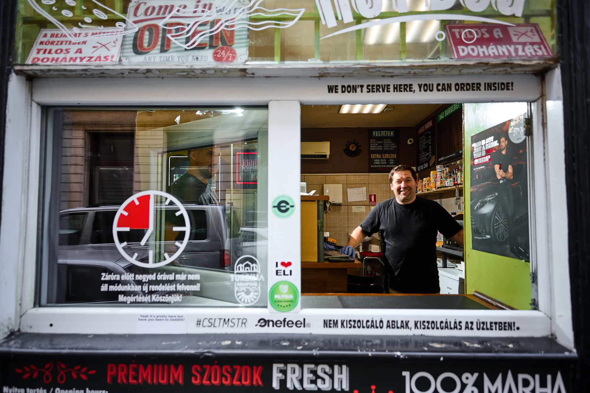 A Retro Burger ablakában áll Ofella József, a tulajdonos