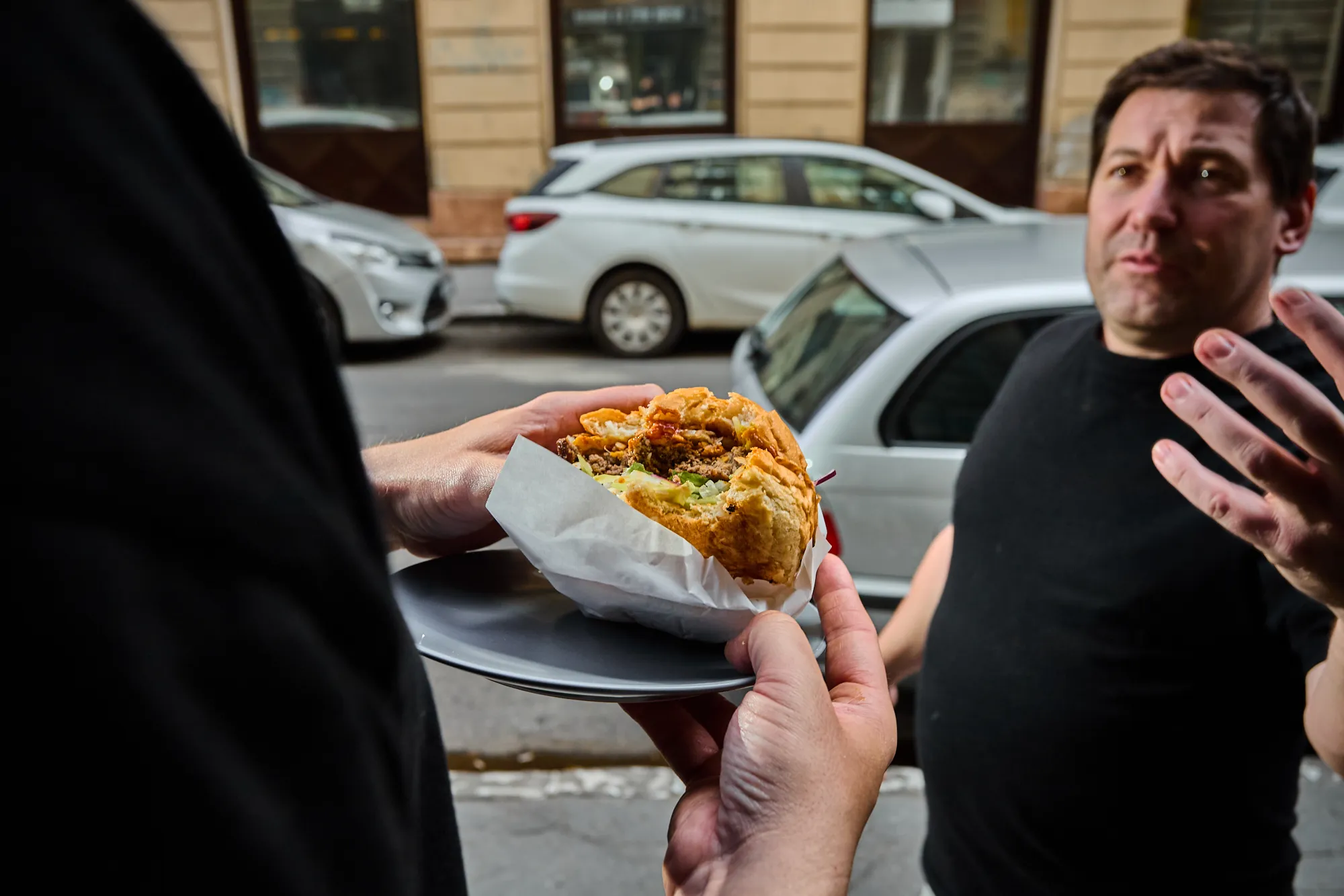 Ofella József mesél, miközben a hamburgert fogyasztjuk a Retro Burger előtt
