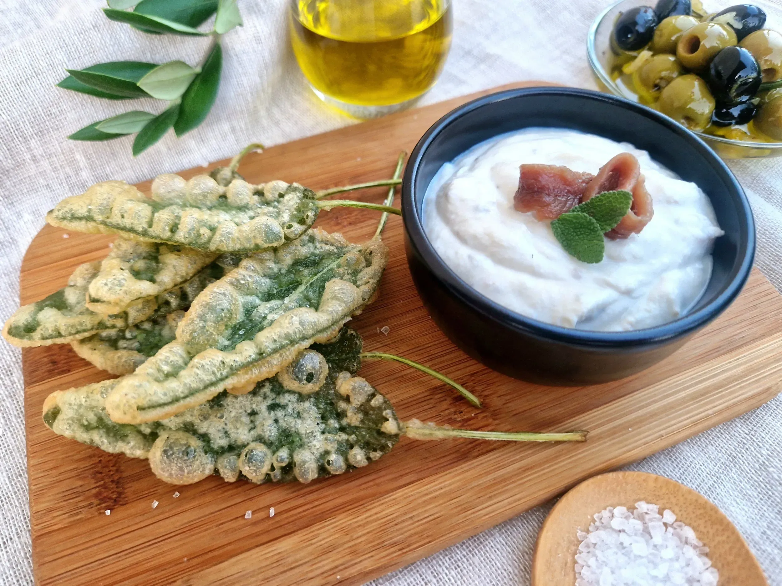 ropogós bundában sült zsályalevelek szardellás-ricottás mártogatóval