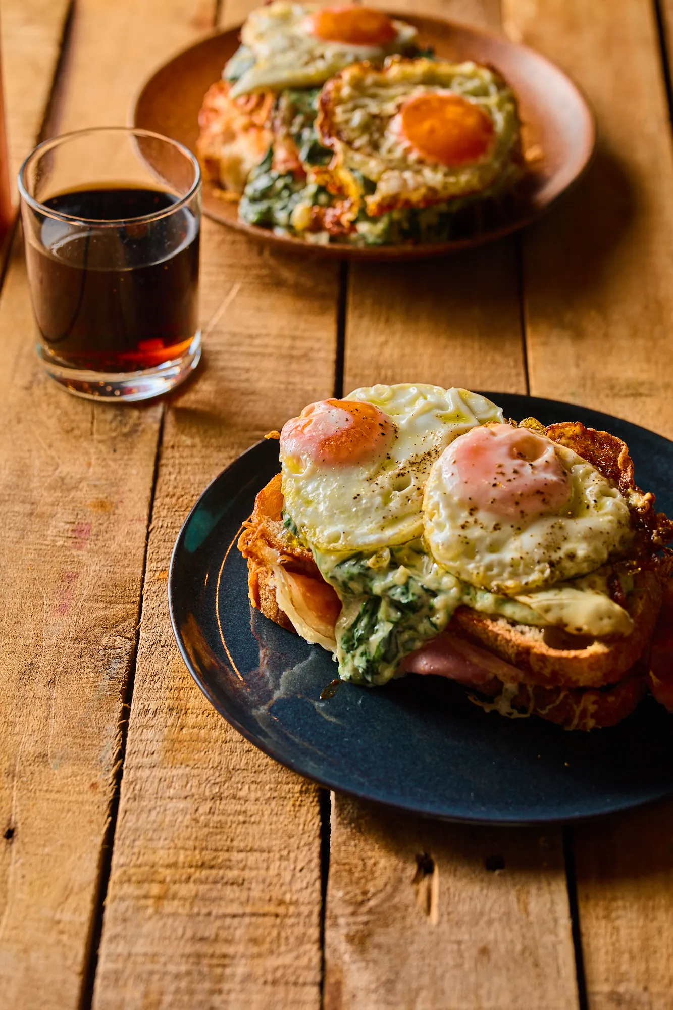 Sajtos-sonkás melegszendvics tükörtojással