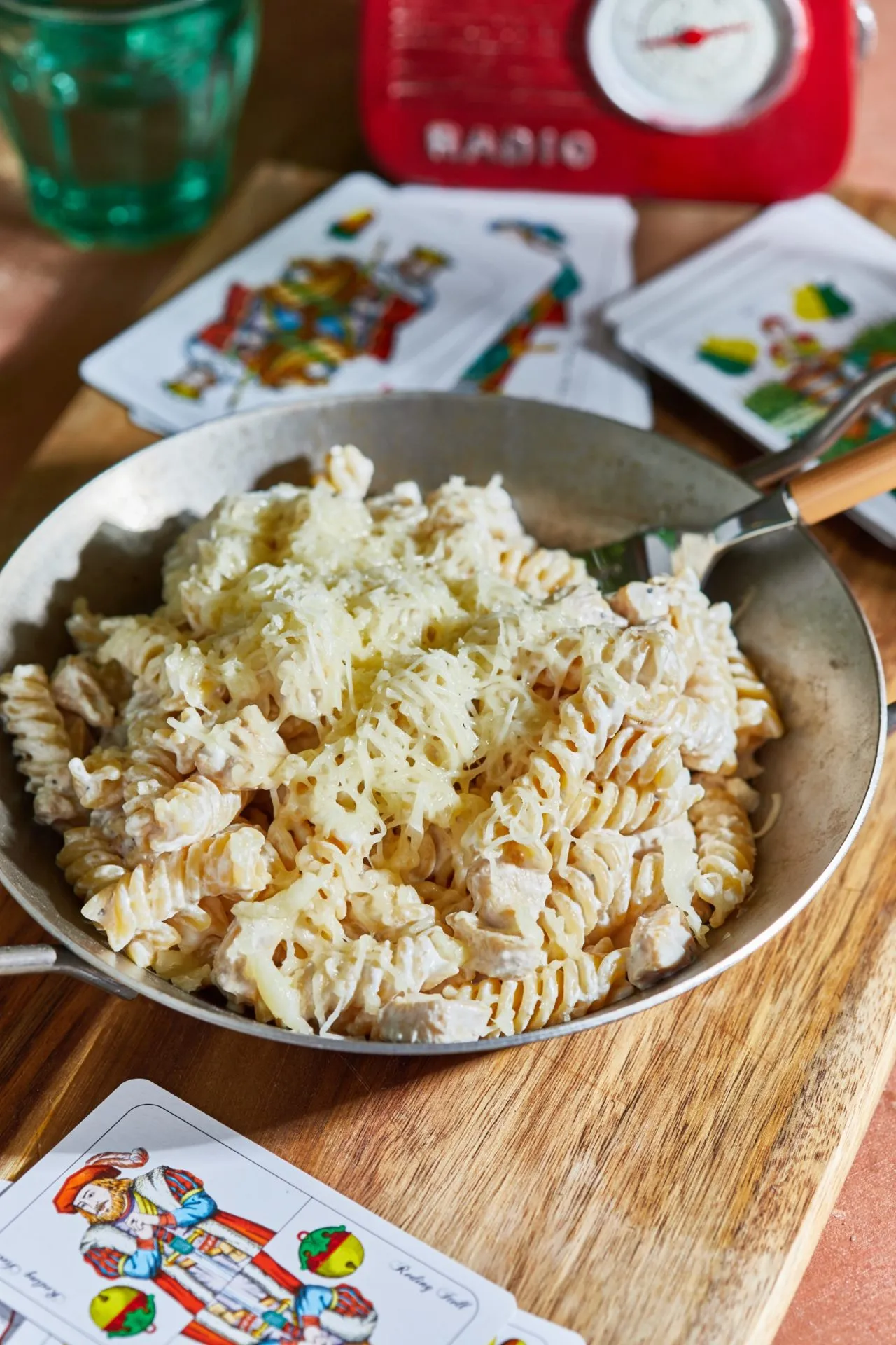 Sajtos-tejfölös tészta csirkével