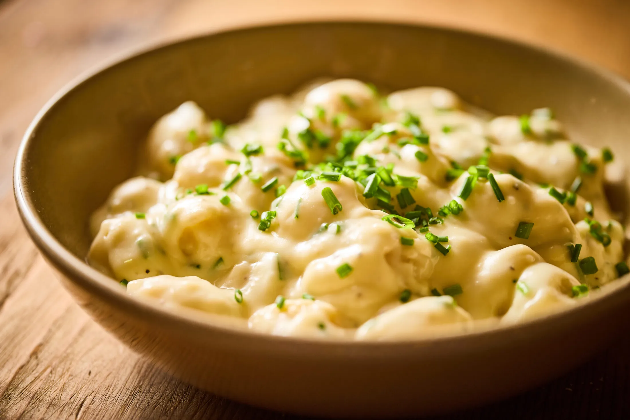 Sajtszószos gnocchi tálban