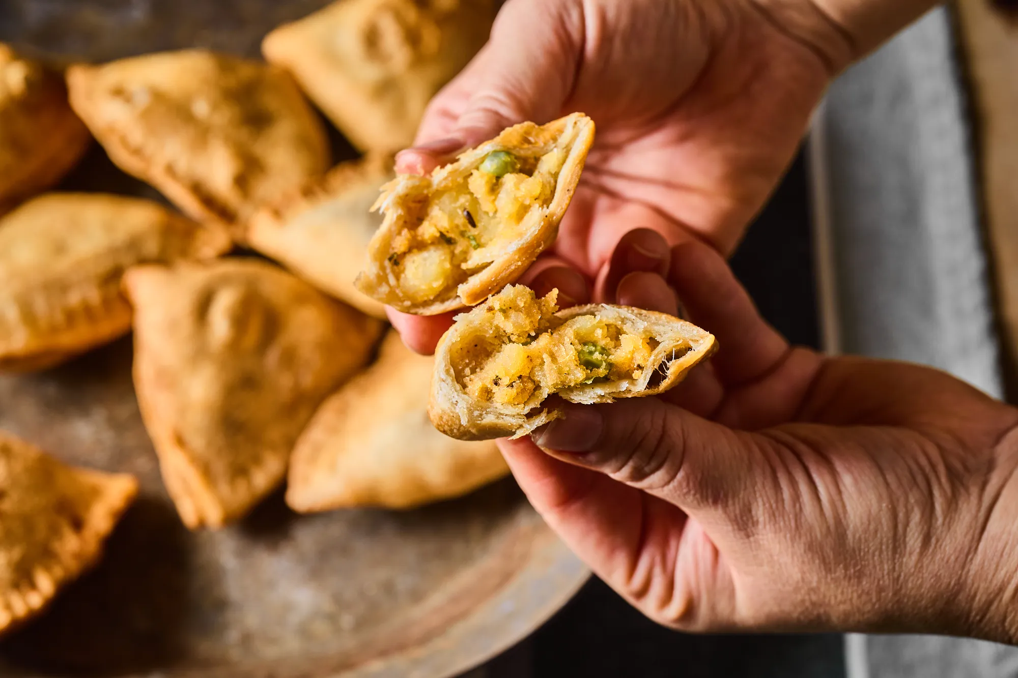 Samosa, az indiai ropogós tésztabatyu zöldségtöltelékkel