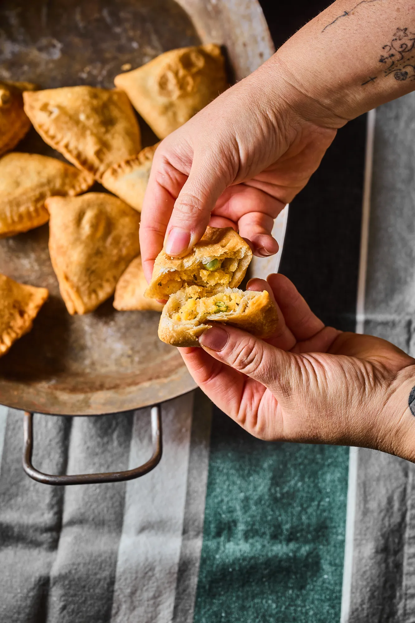 Samosa, az indiai ropogós tésztabatyu zöldséges töltelékkel