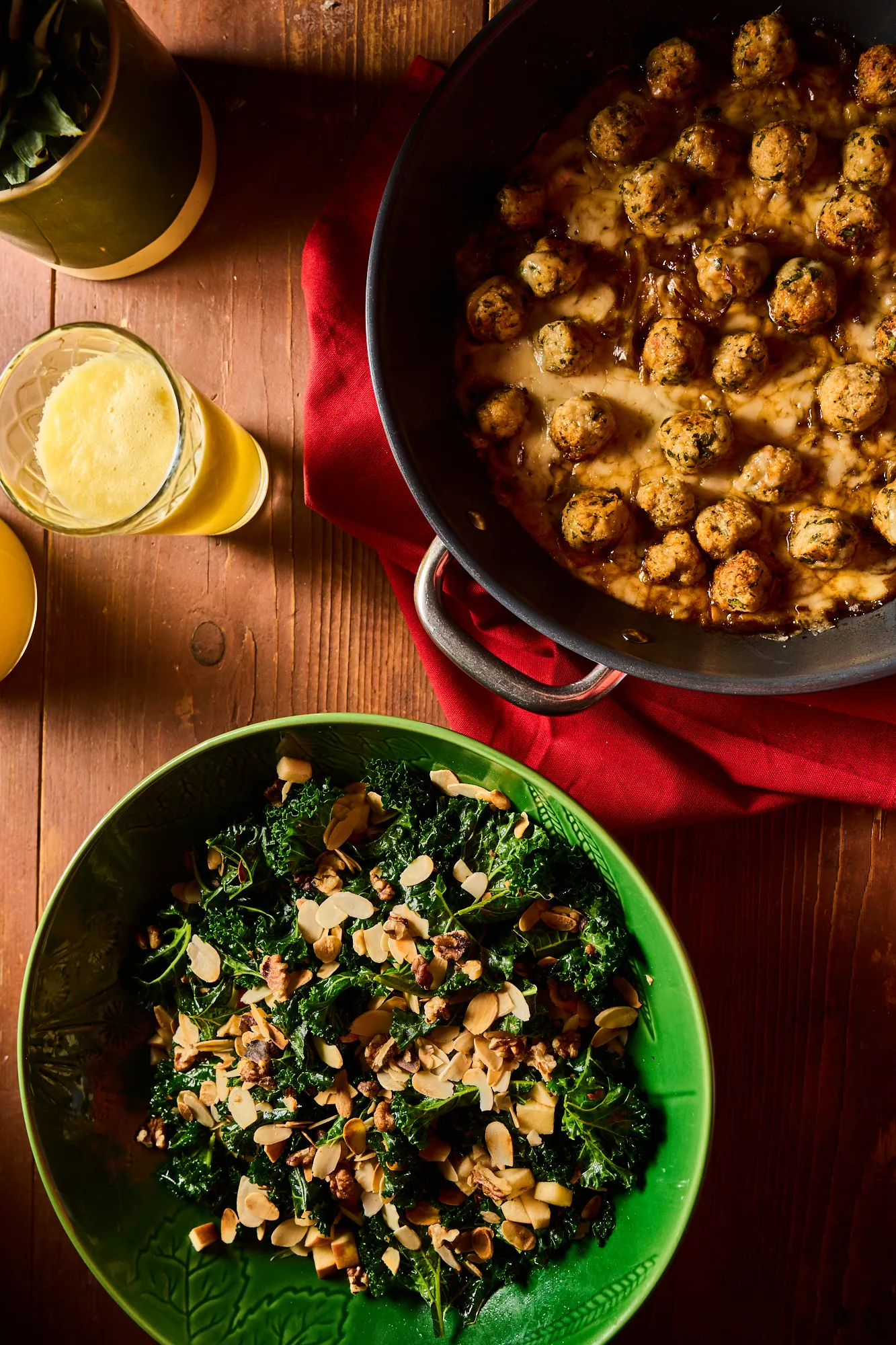 Csirkehúsgolyók fodroskel-salátával