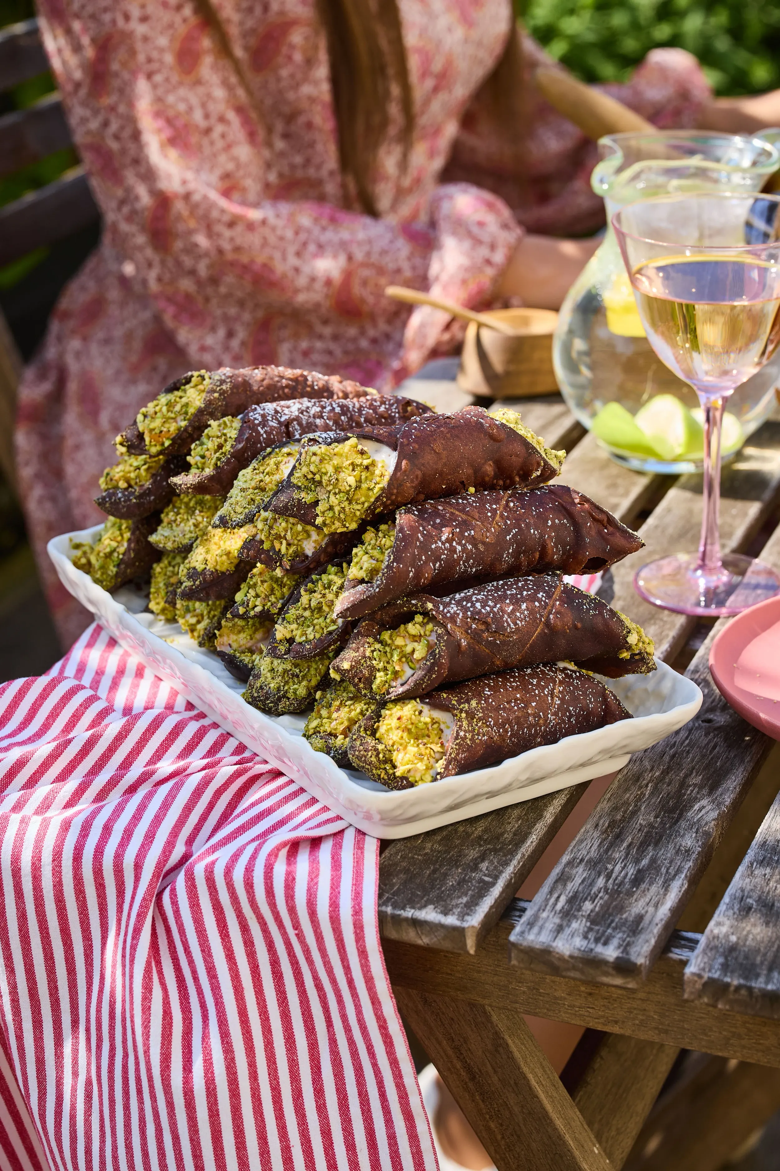 Sárgabarackos-ricottás cannoli pisztáciával szórva 