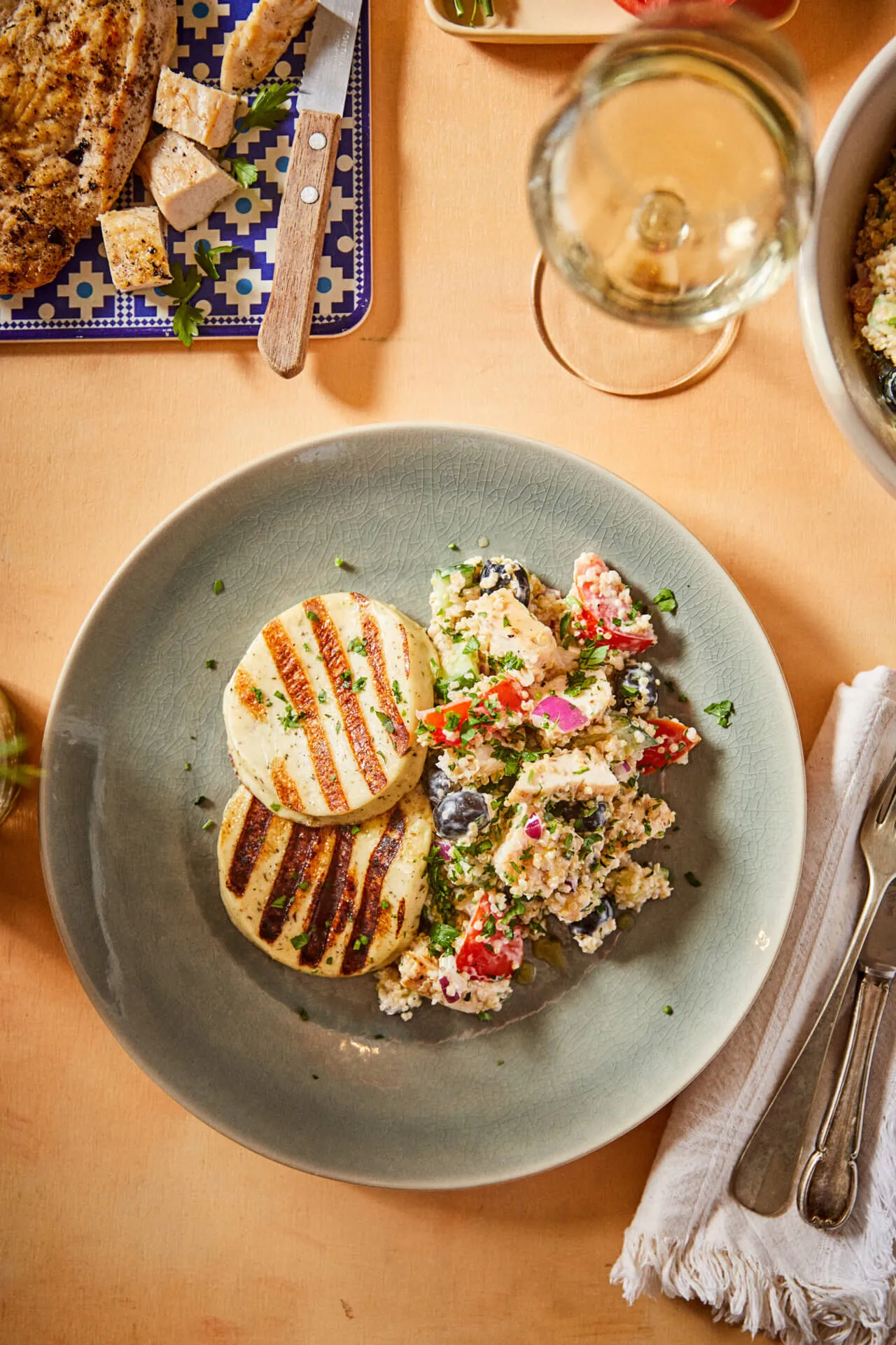 Grillezett csirke-mozzarella saláta görögös quinoa salátával