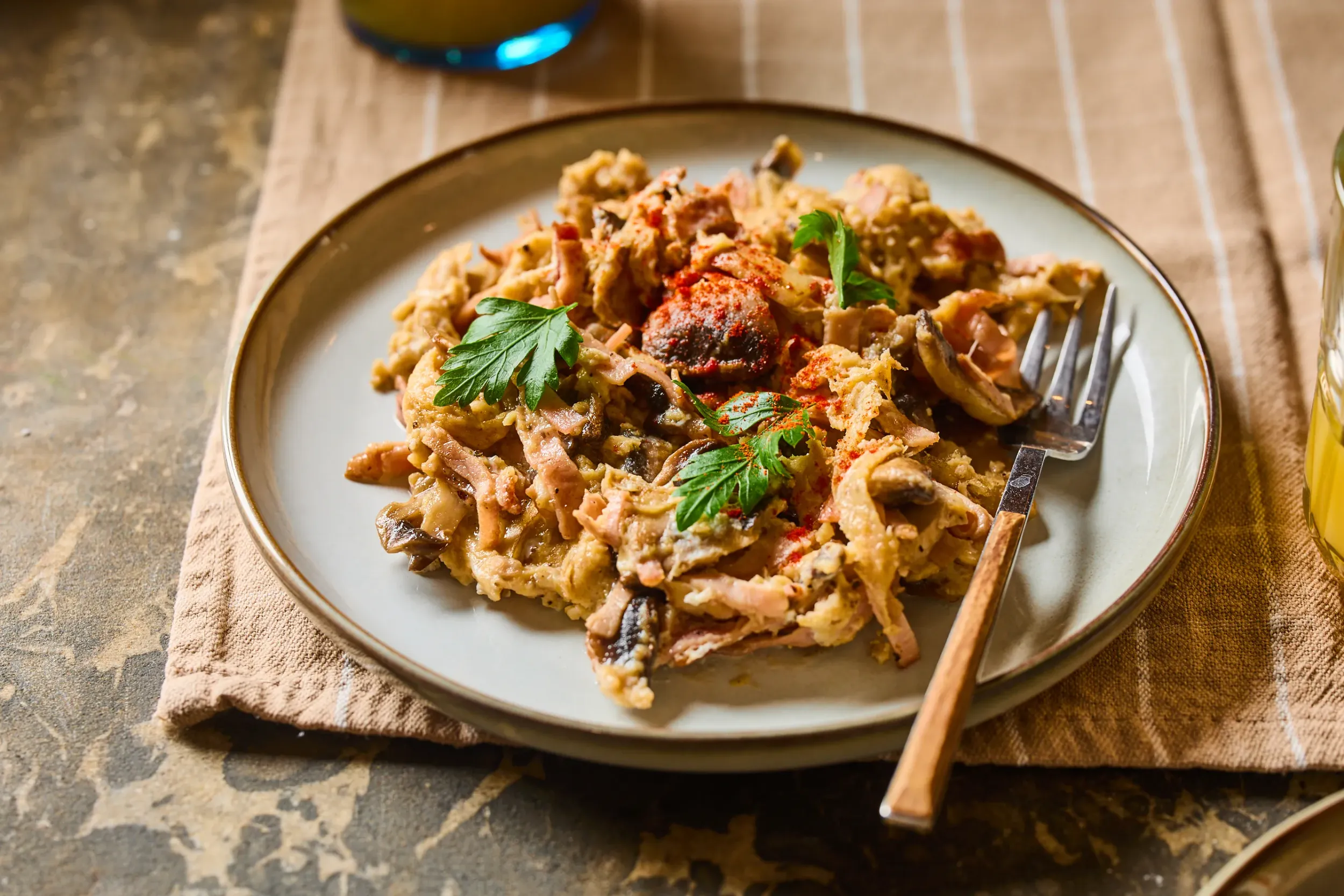 Sonkás-gombás rántotta tányéron, narancslével