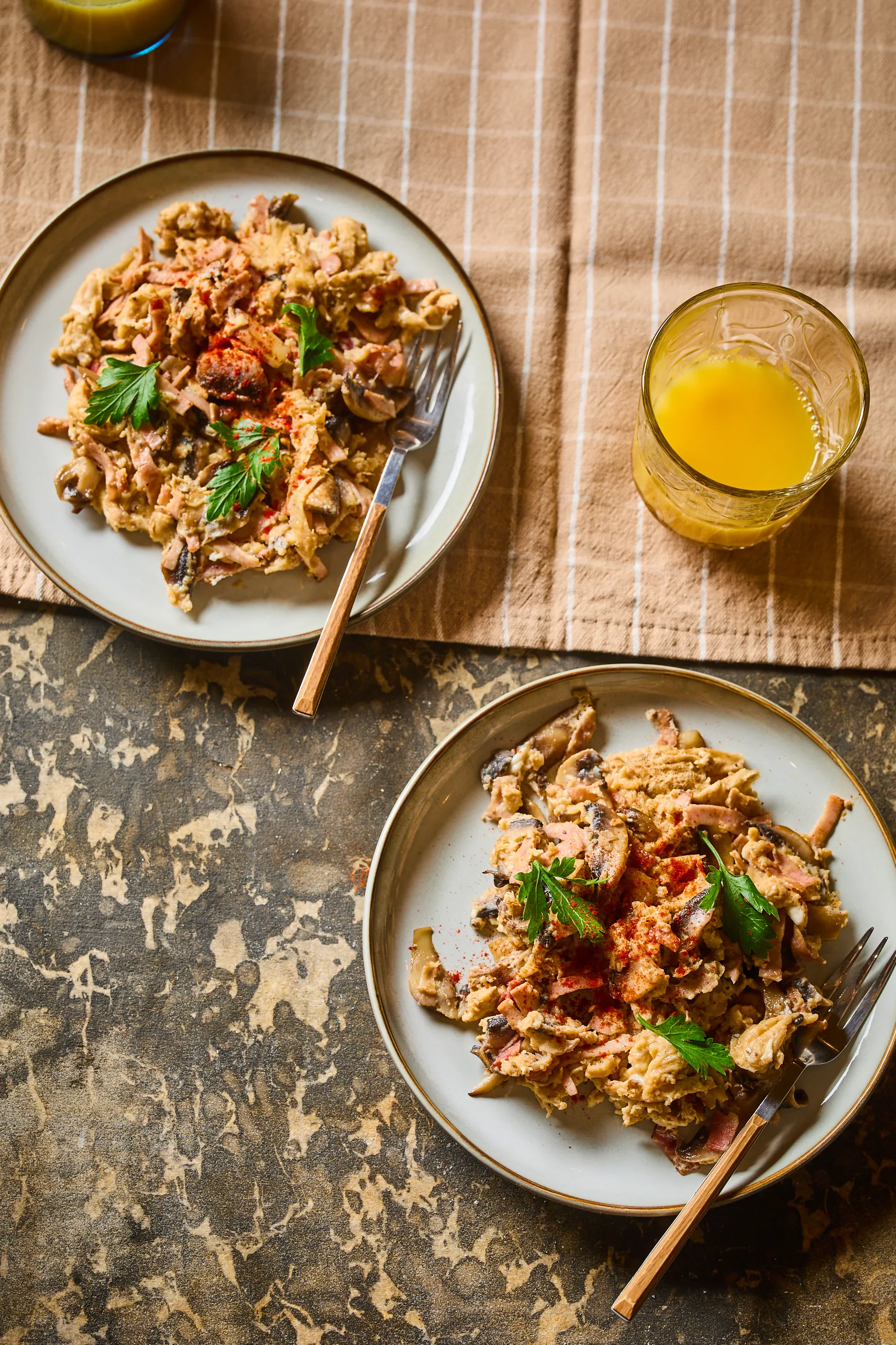 Sonkás-gombás rántotta tányéron, narancslével