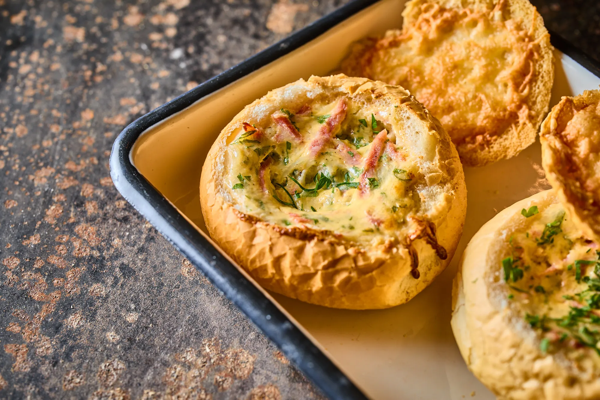 Sonkával töltött sült zsemle