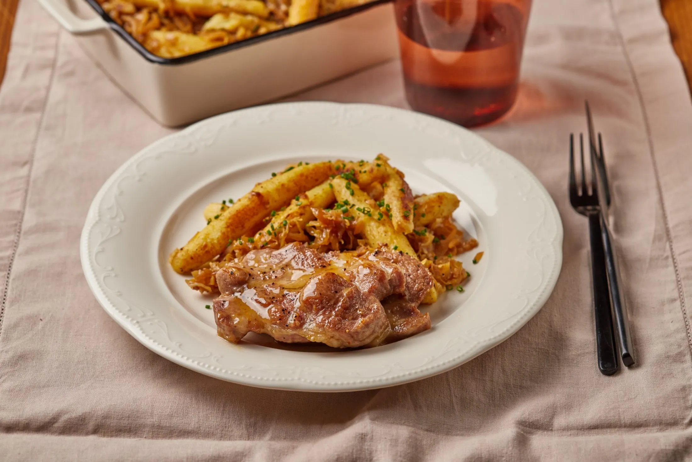 sörben párolt tarja káposztás nudlival, káposztás recept