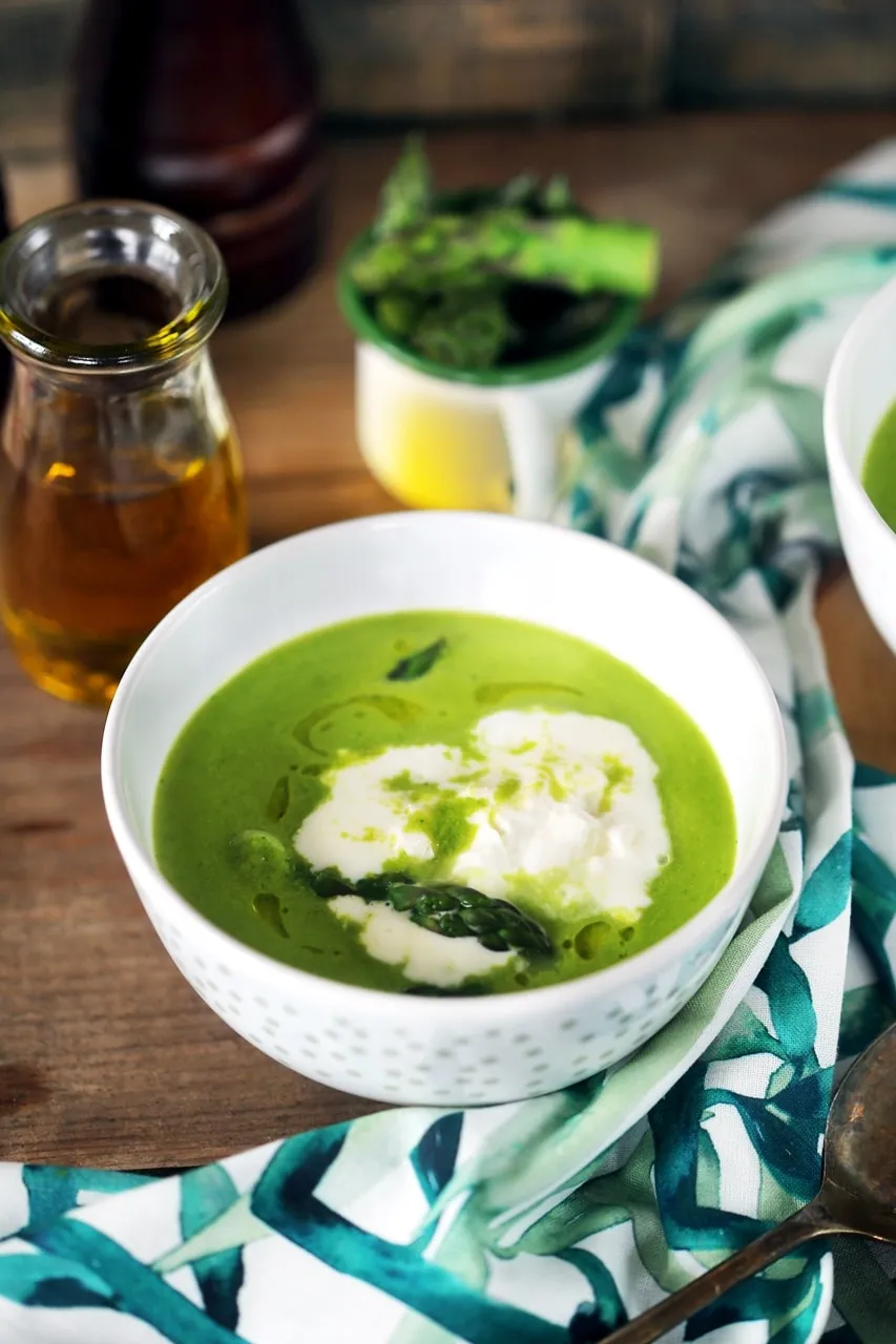 Spárgakrémleves tálalása