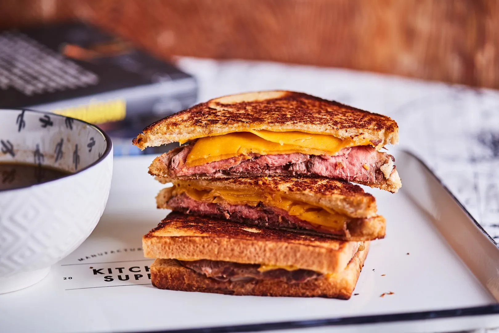 Steak & Cheese szendvics tálalása