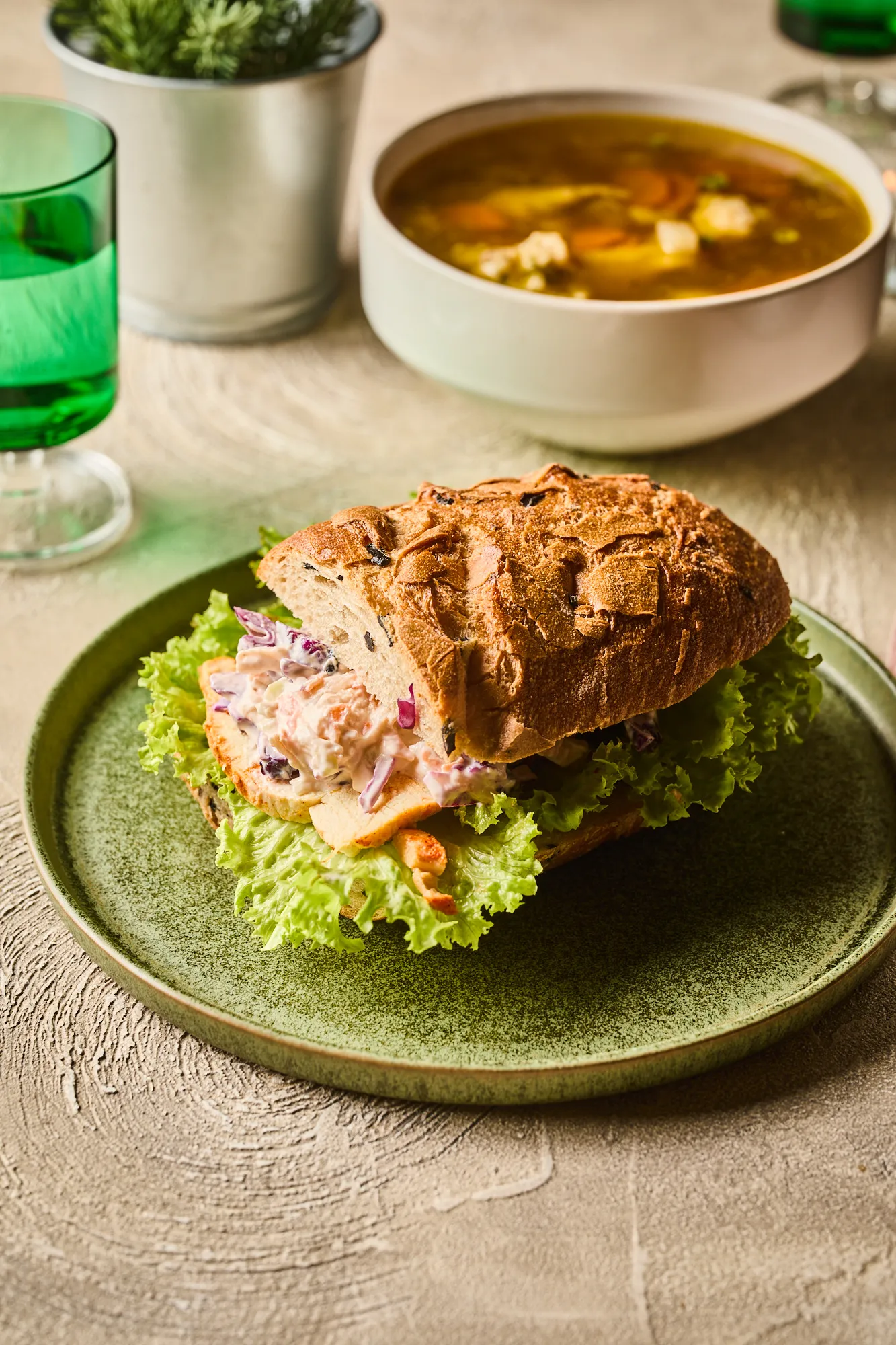 Sült csirkemelles szendvics joghurtos káposztasalátával tányéron