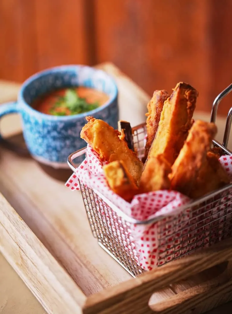 Sült padlizsán tálalása