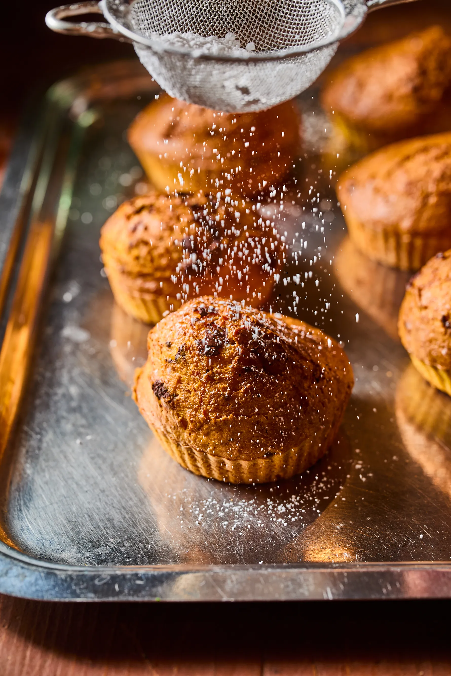 Sütőtökös muffin air fryerben tálcán, porcukorral