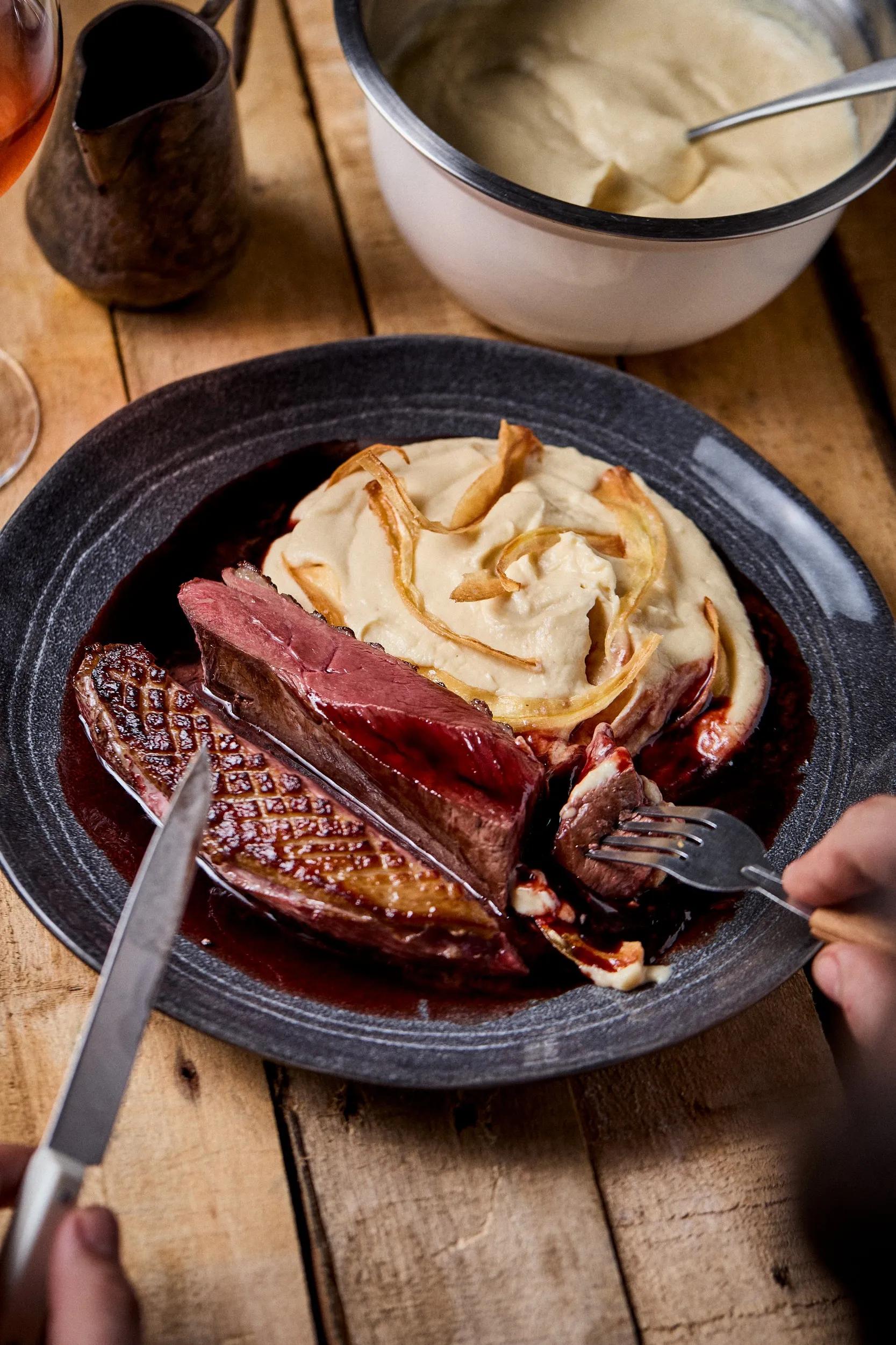 Sült kacsamell paszternákpürével, whiskys meggymártással tányéron