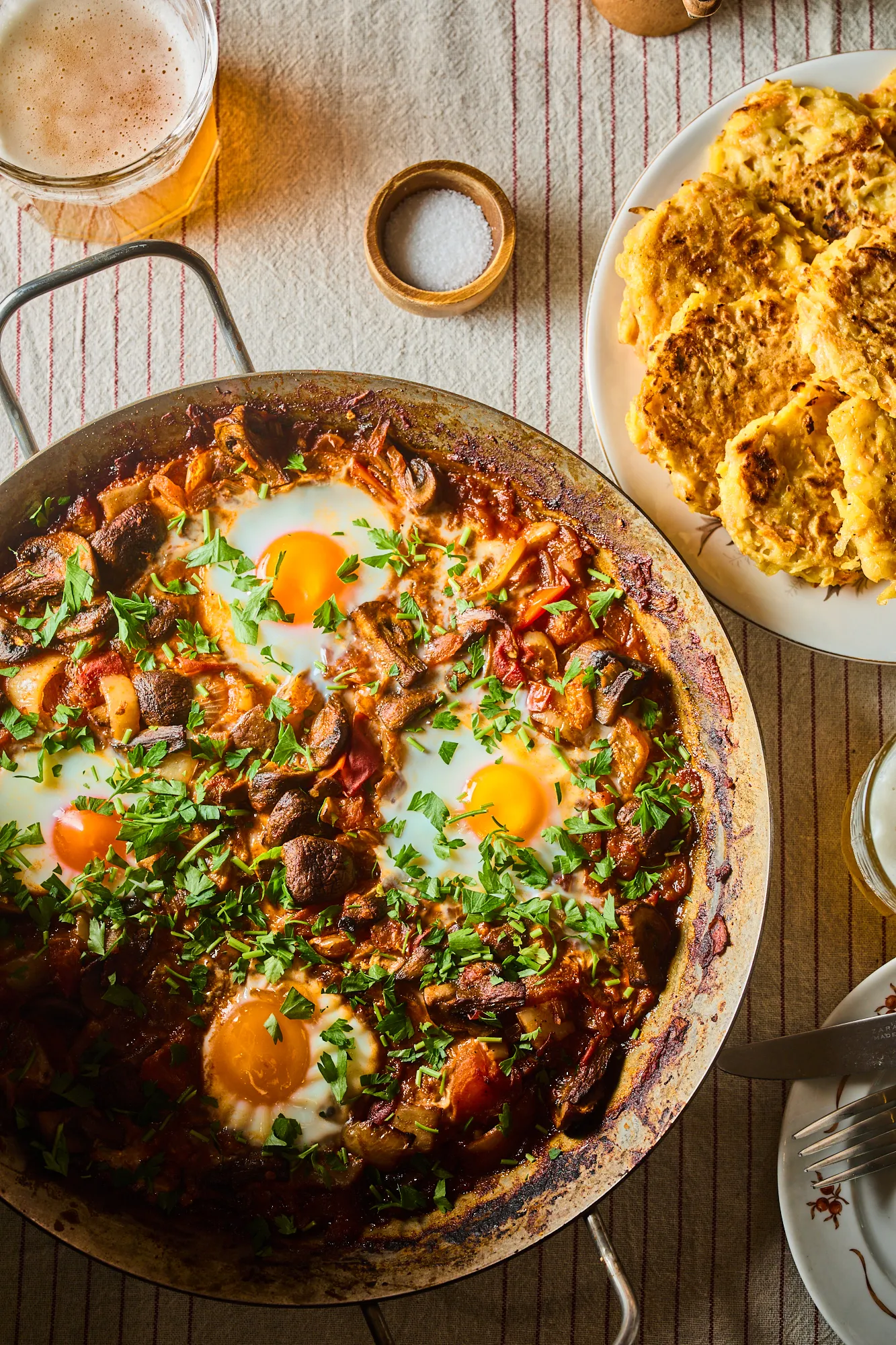 Szaftos gombás shakshuka tócsnival