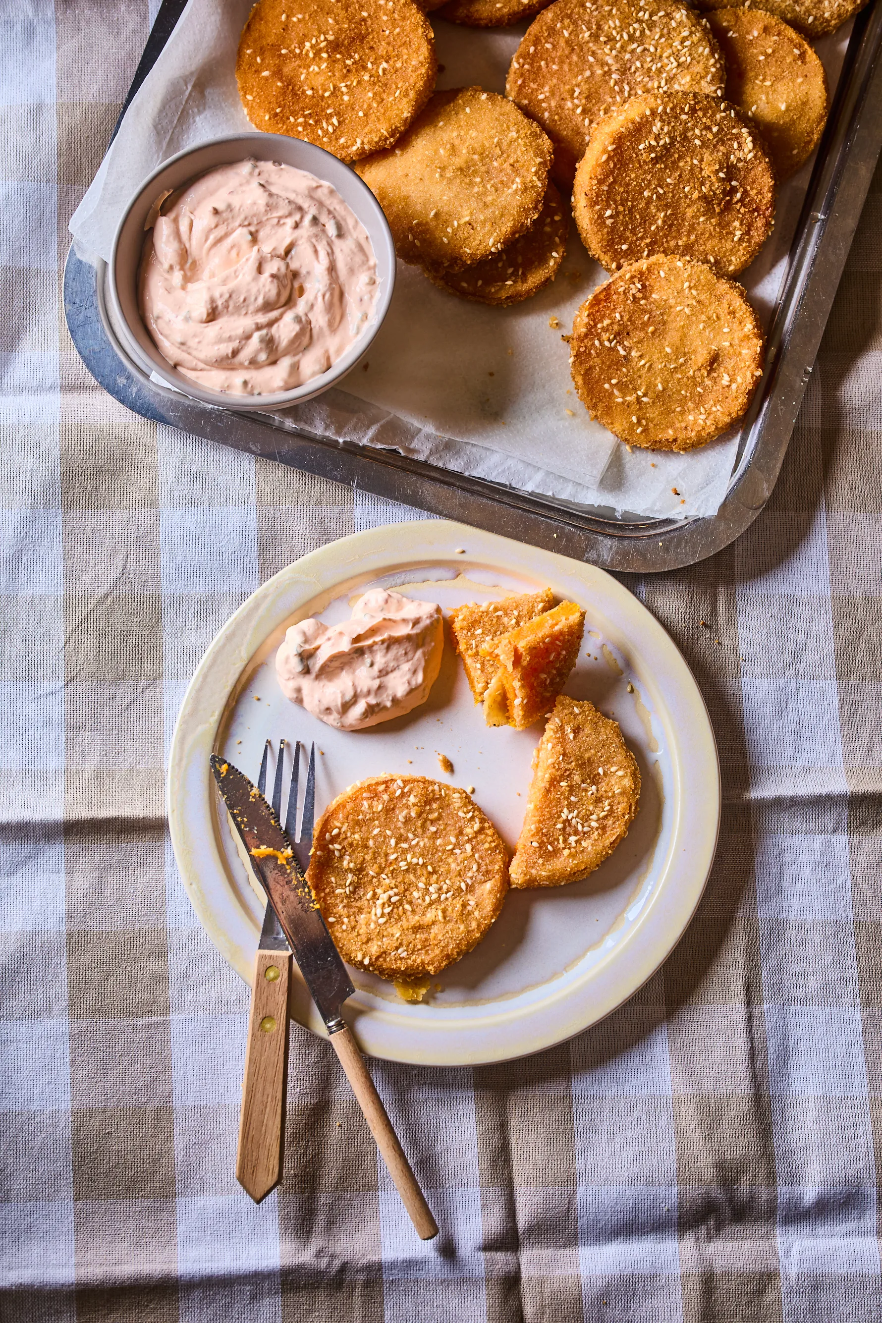 Szezámmagos rántott sütőtök tányéron