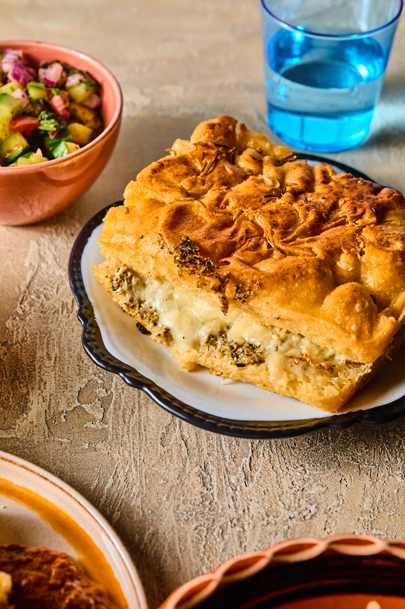 Tapenádos focacciaszendvics görög salátával