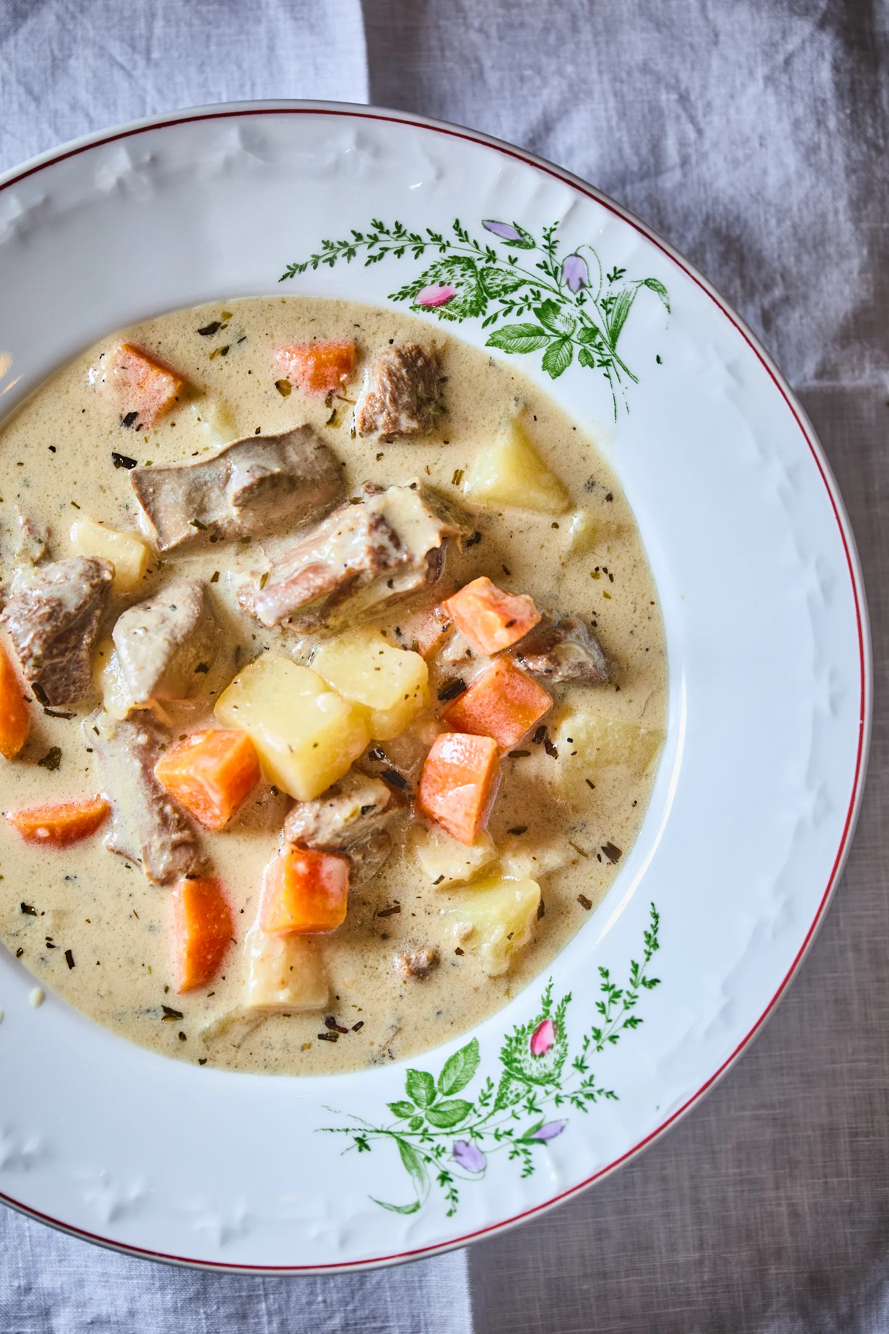 Tárkonyos libaraguleves tányérban