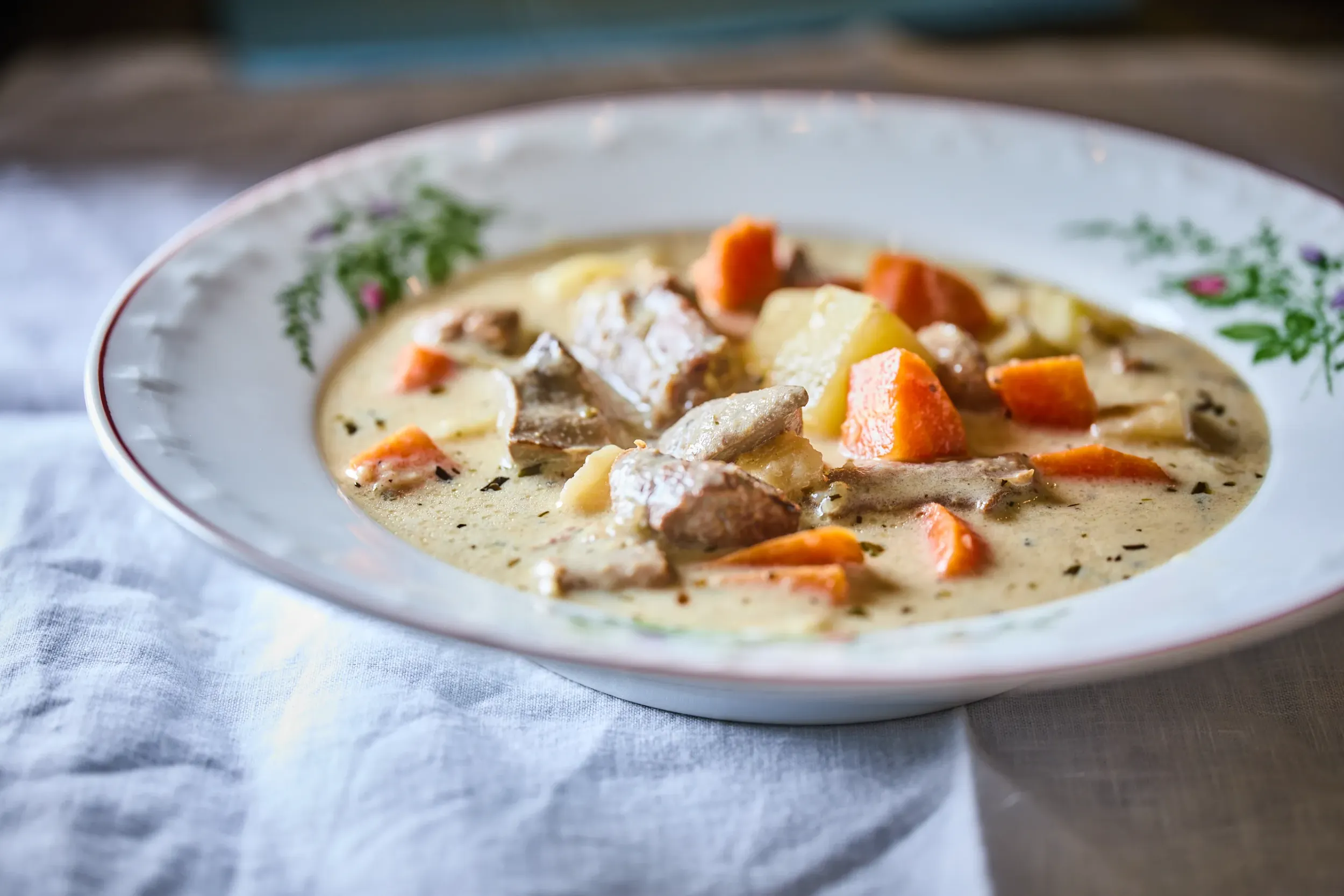 Tárkonyos libaraguleves tányérban