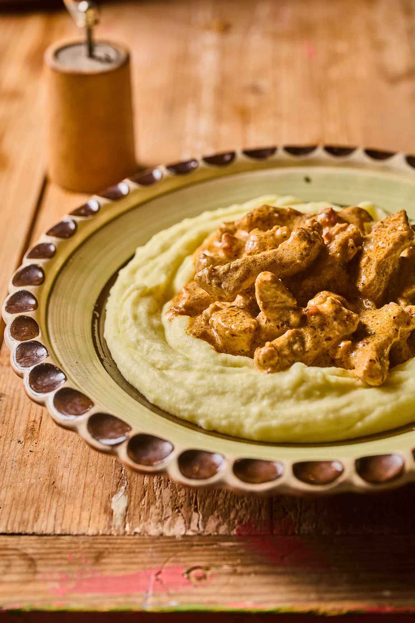 Tejfölös borsos tokány krumplipürével